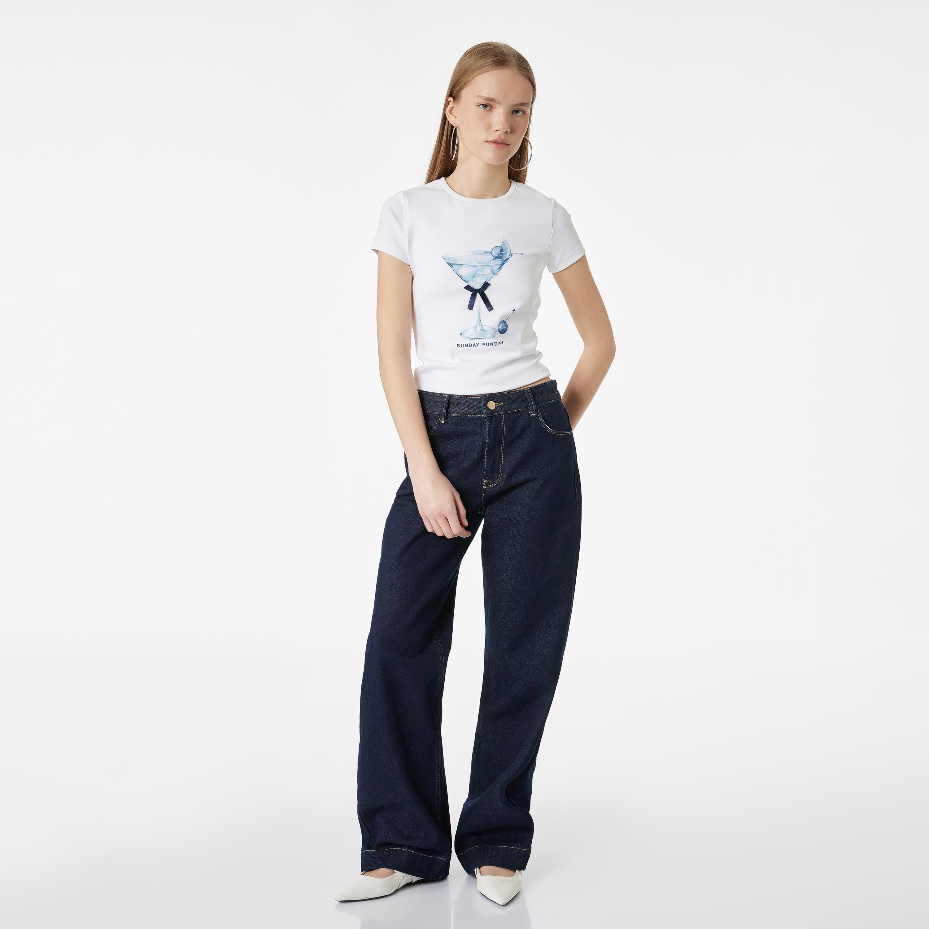 تيشيرت نسائي بطبعة "غرافيك" لمشروب بلون أبيض من كوتون-women-clothing-tshirts-image-2