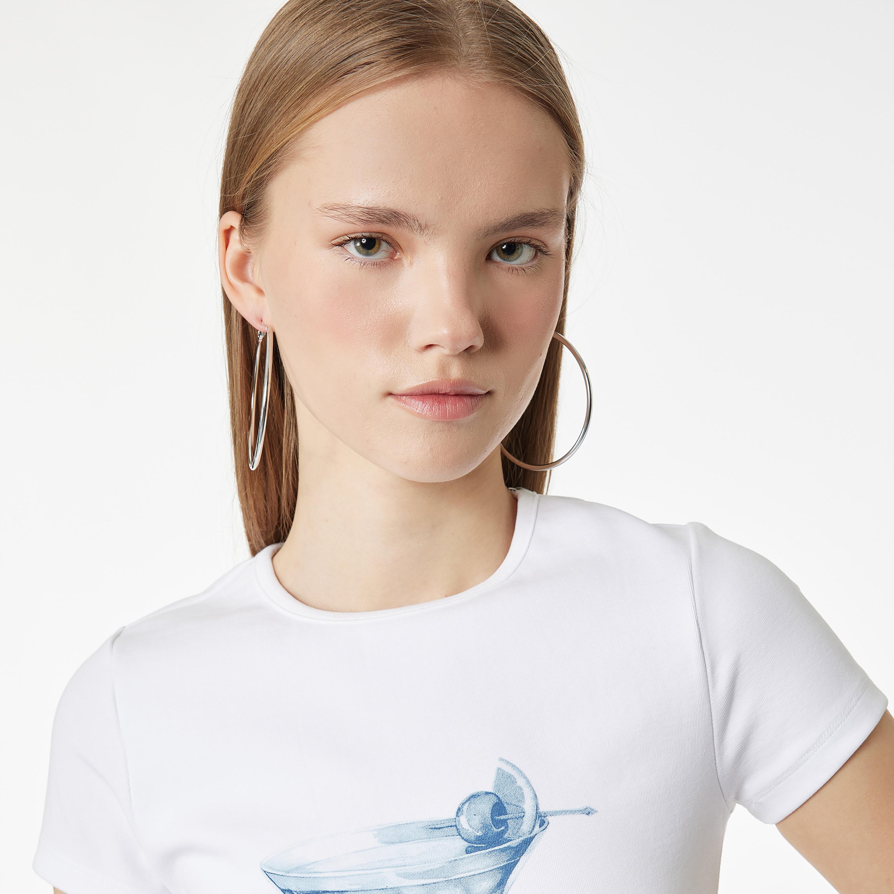 تيشيرت نسائي بطبعة "غرافيك" لمشروب بلون أبيض من كوتون-women-clothing-tshirts-image-3