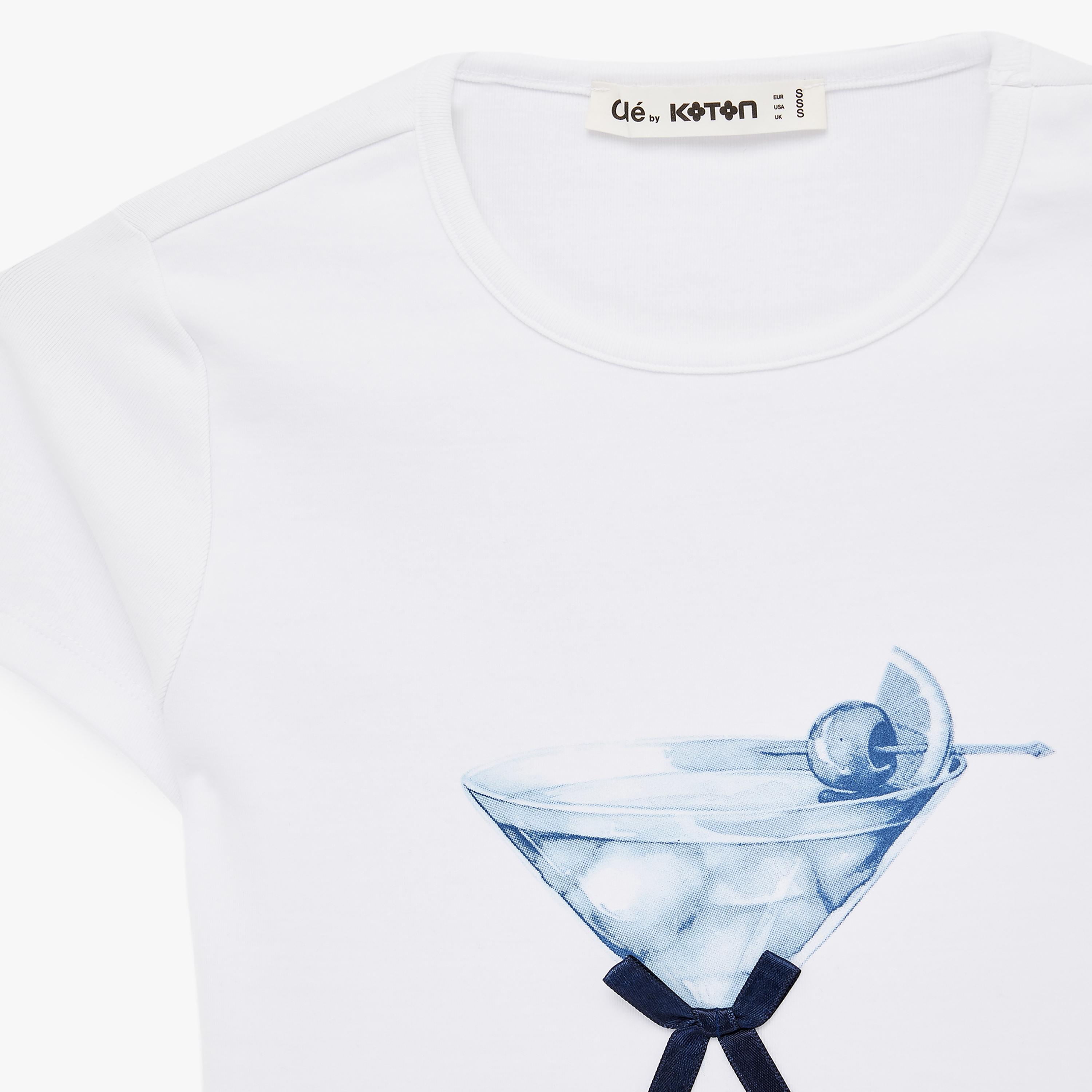 تيشيرت نسائي بطبعة "غرافيك" لمشروب بلون أبيض من كوتون-women-clothing-tshirts-image-6