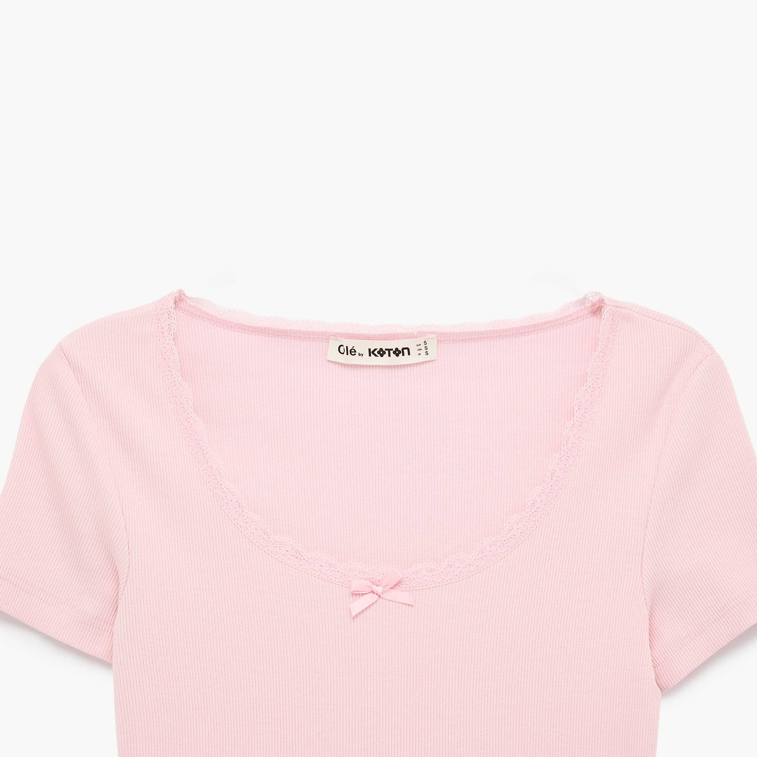 بلوزة نسائية بفتحة رقبة "سكوب" دائرية وتصميم "تيكستشرد" بارز بلون وردي من كوتون-women-clothing-shirtsandblouses-blouses-image-6