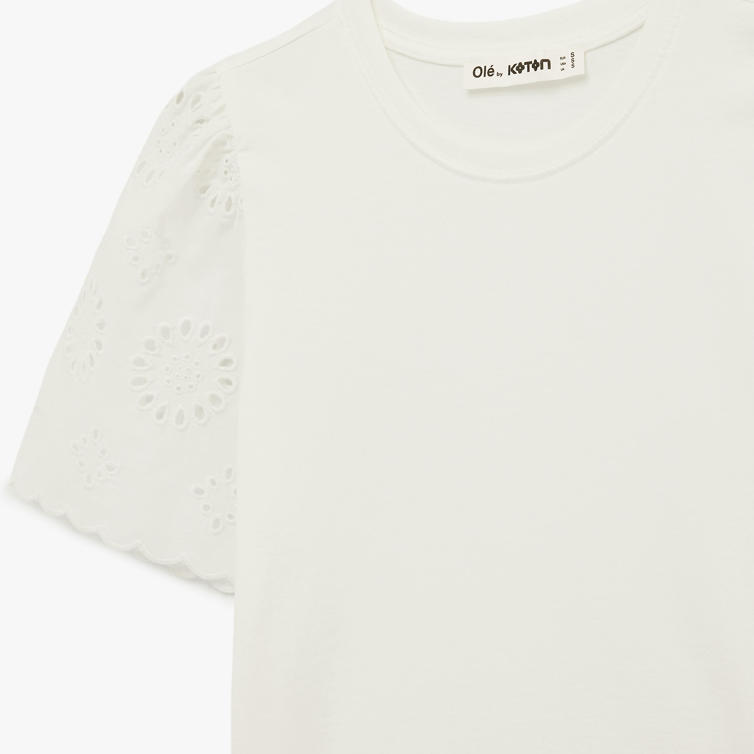تيشيرت قطني نسائي بتطريز بلون أبيض من كوتون-women-clothing-tshirts-image-5