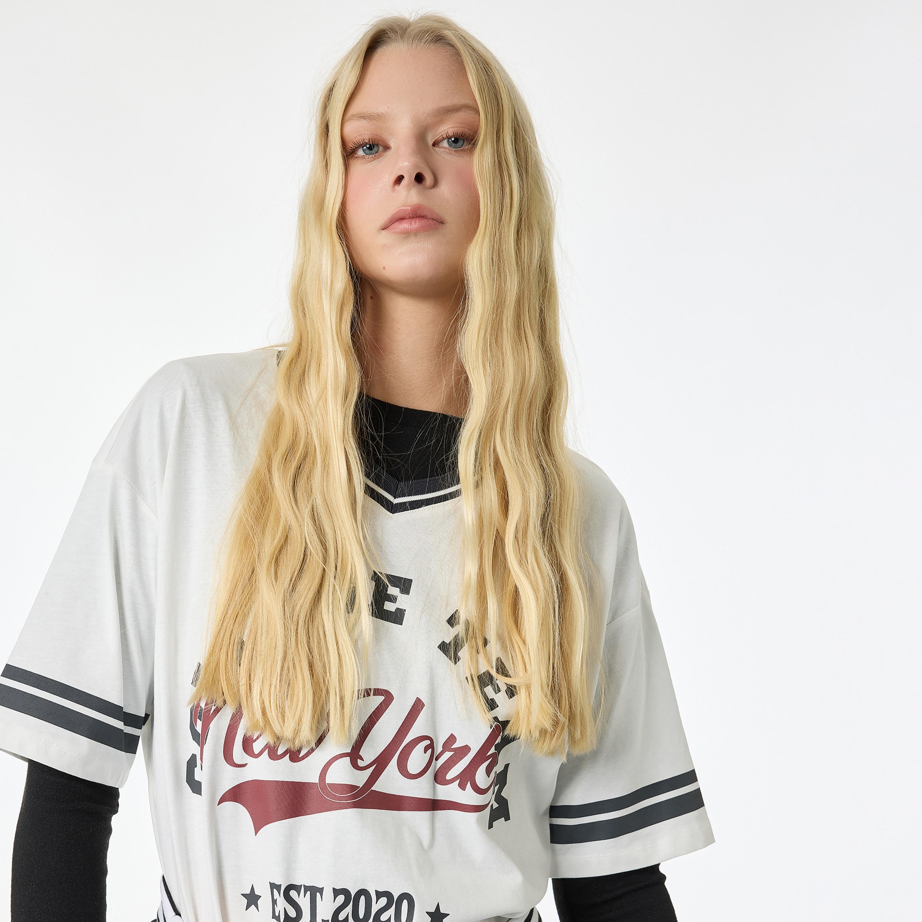 تي شيرت نسائي قطني بطبعة جرافيكية باللون الأبيض من كوتون-women-clothing-tshirts-image-3