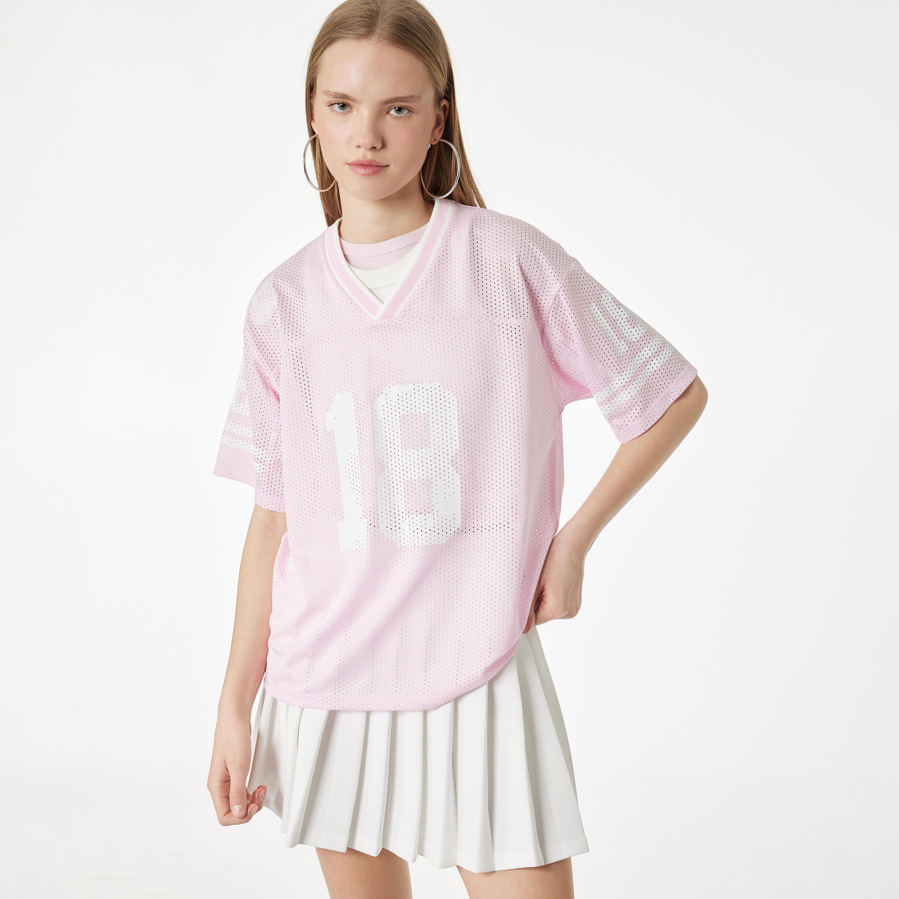 تيشيرت "فارسيتي" جامعي بأكمام "دروب شولدر" وطبعة "غرافيك" بلون وردي من كوتون-women-clothing-tshirts-image-1