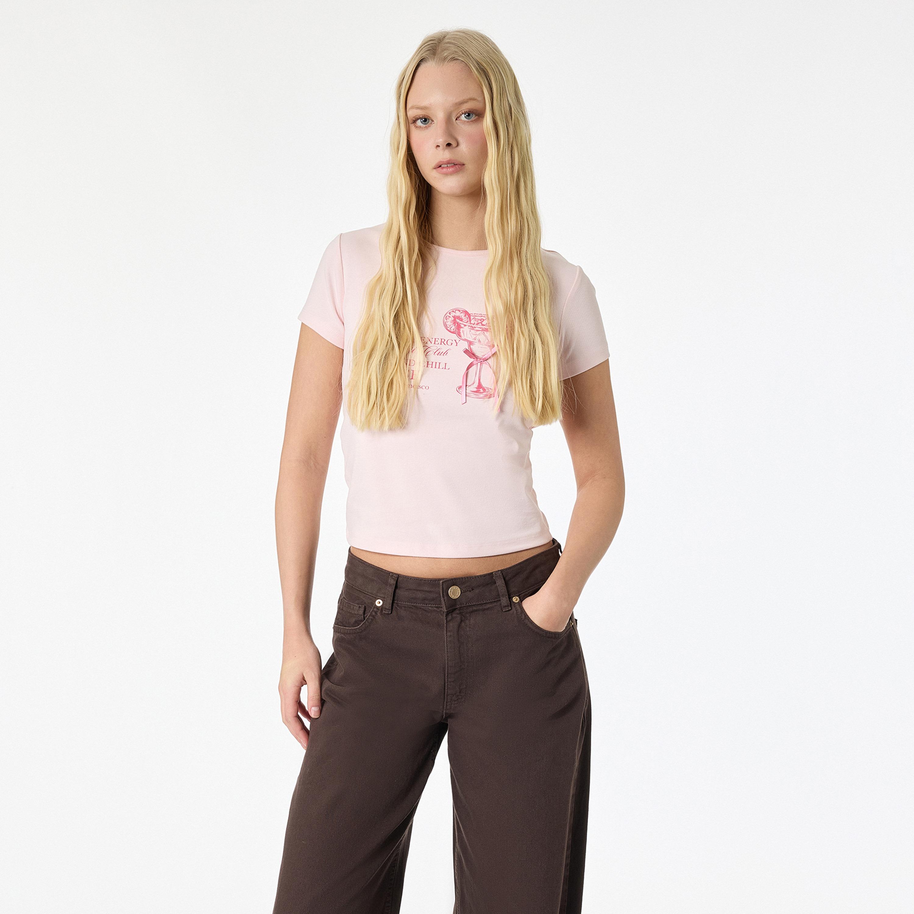 تيشيرت نسائي بطبعة "غرافيك" لمشروب بلون وردي من كوتون-women-clothing-tshirts-image-1