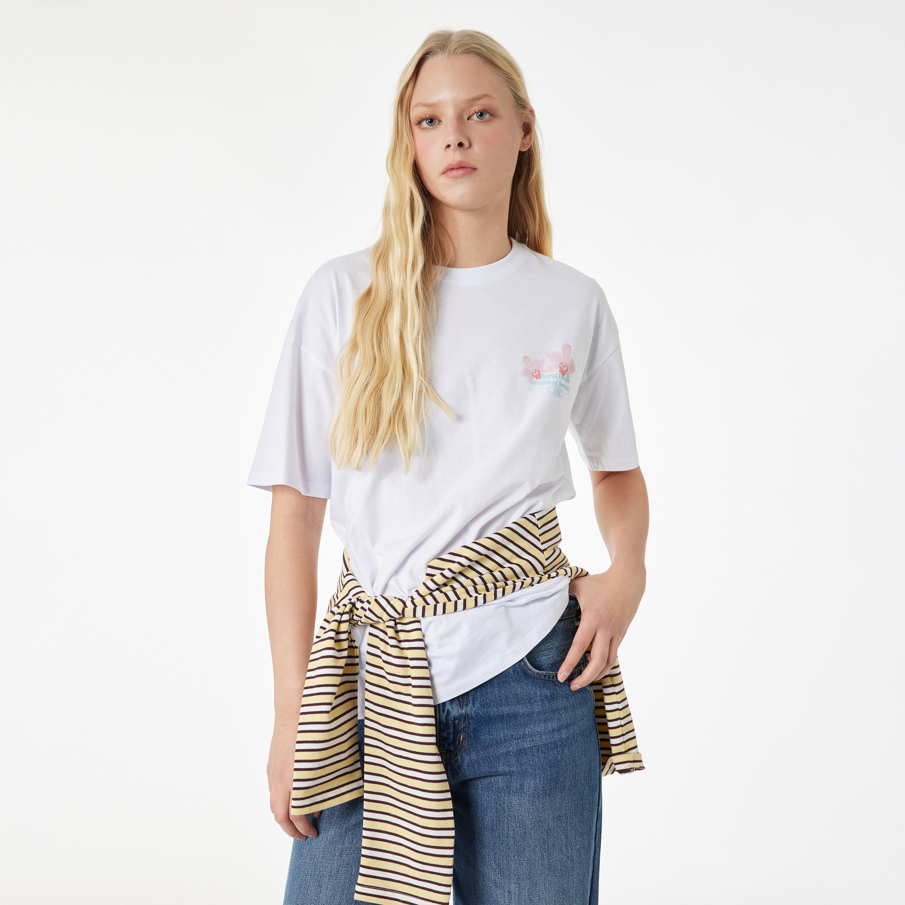 تيشيرت قطني نسائي بطبعة "غرافيك" الزهور بلون أبيض من كوتون-women-clothing-tshirts-image-1