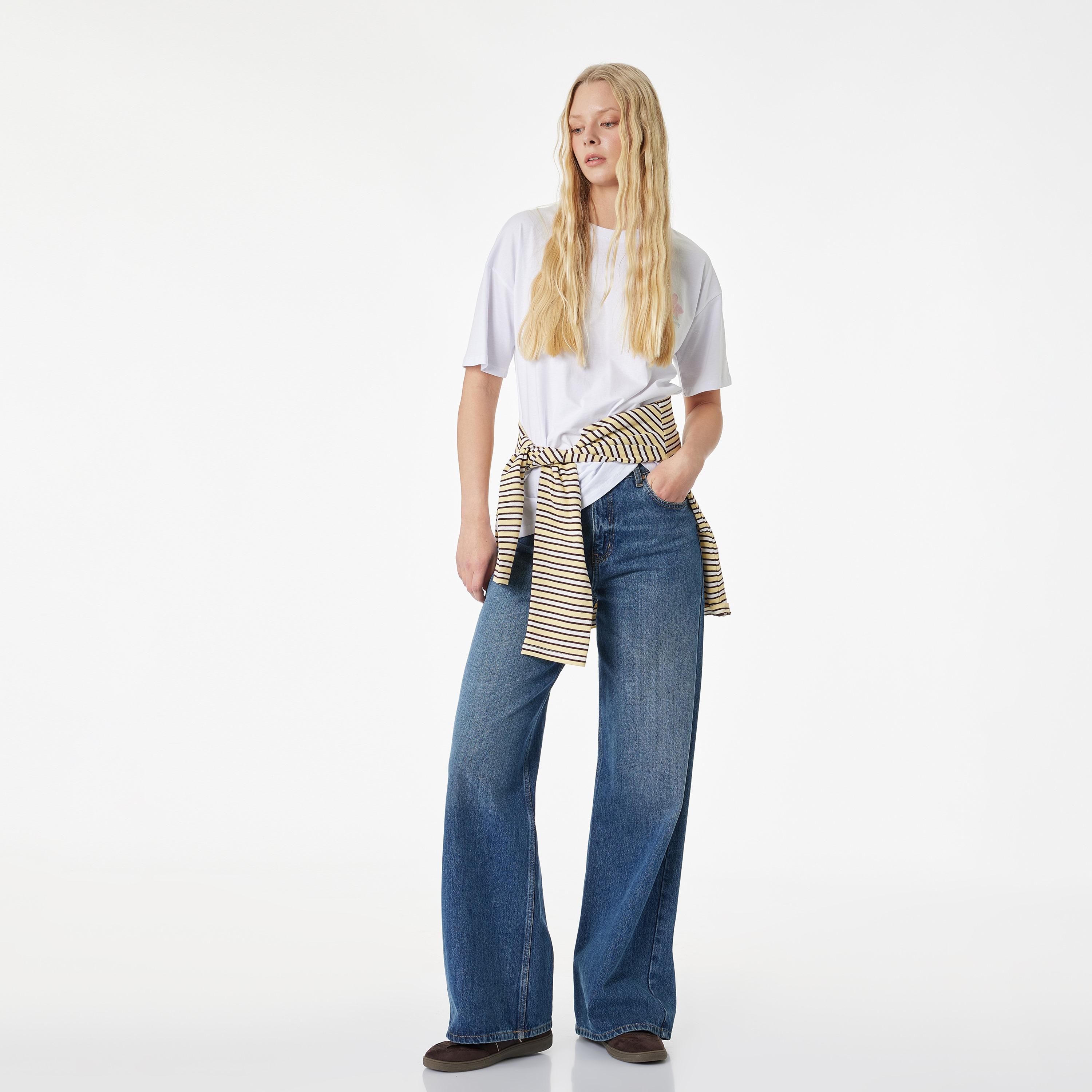 تيشيرت قطني نسائي بطبعة "غرافيك" الزهور بلون أبيض من كوتون-women-clothing-tshirts-image-2
