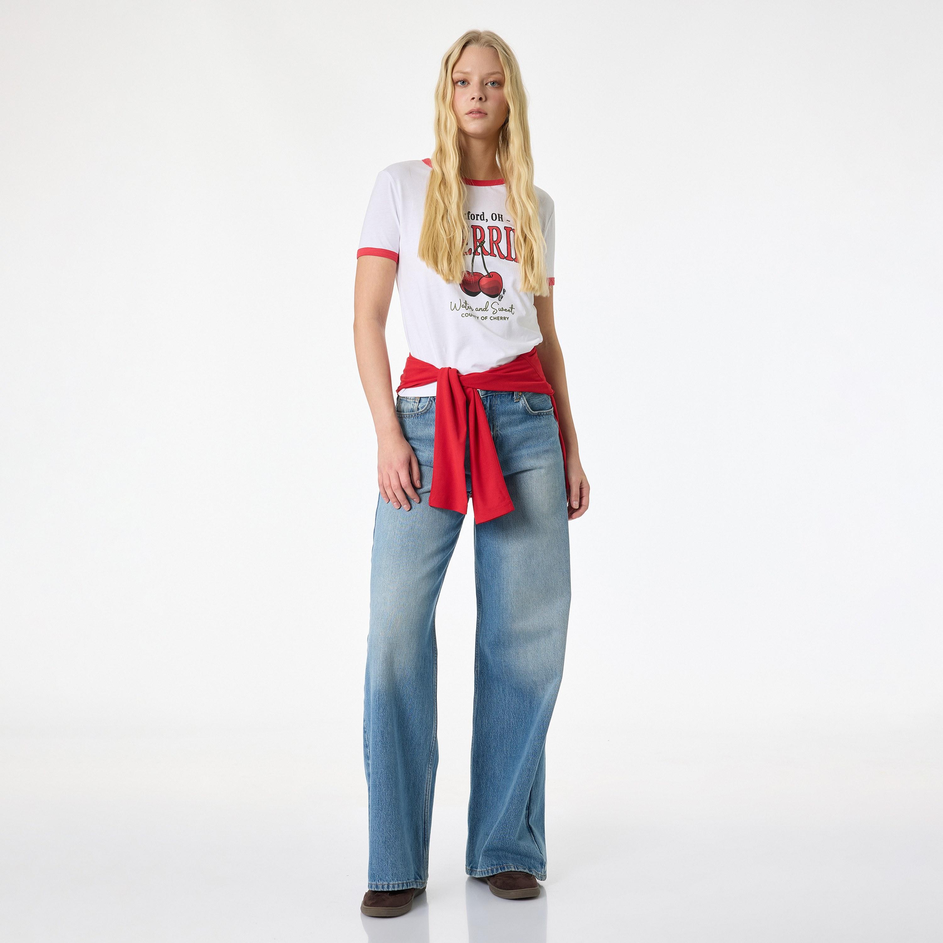 تيشيرت قطني نسائي بطبعة "غرافيك" الكرز بلون أبيض من كوتون-women-clothing-tshirts-image-2