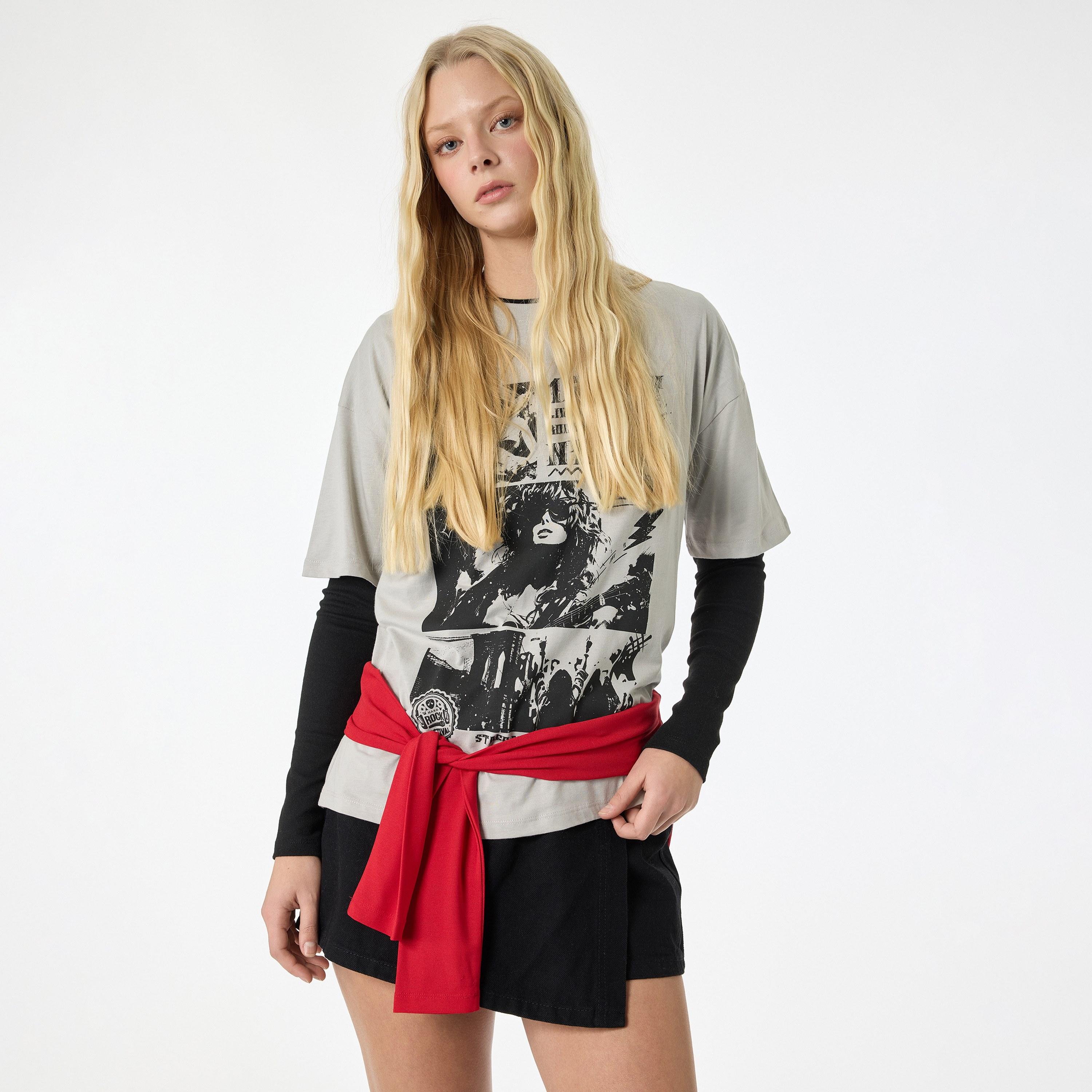 تيشيرت قطني بأكمام "دروب شولدر" وطبعة "غرافيك بوستر" بلون رمادي من كوتون-women-clothing-tshirts-image-1