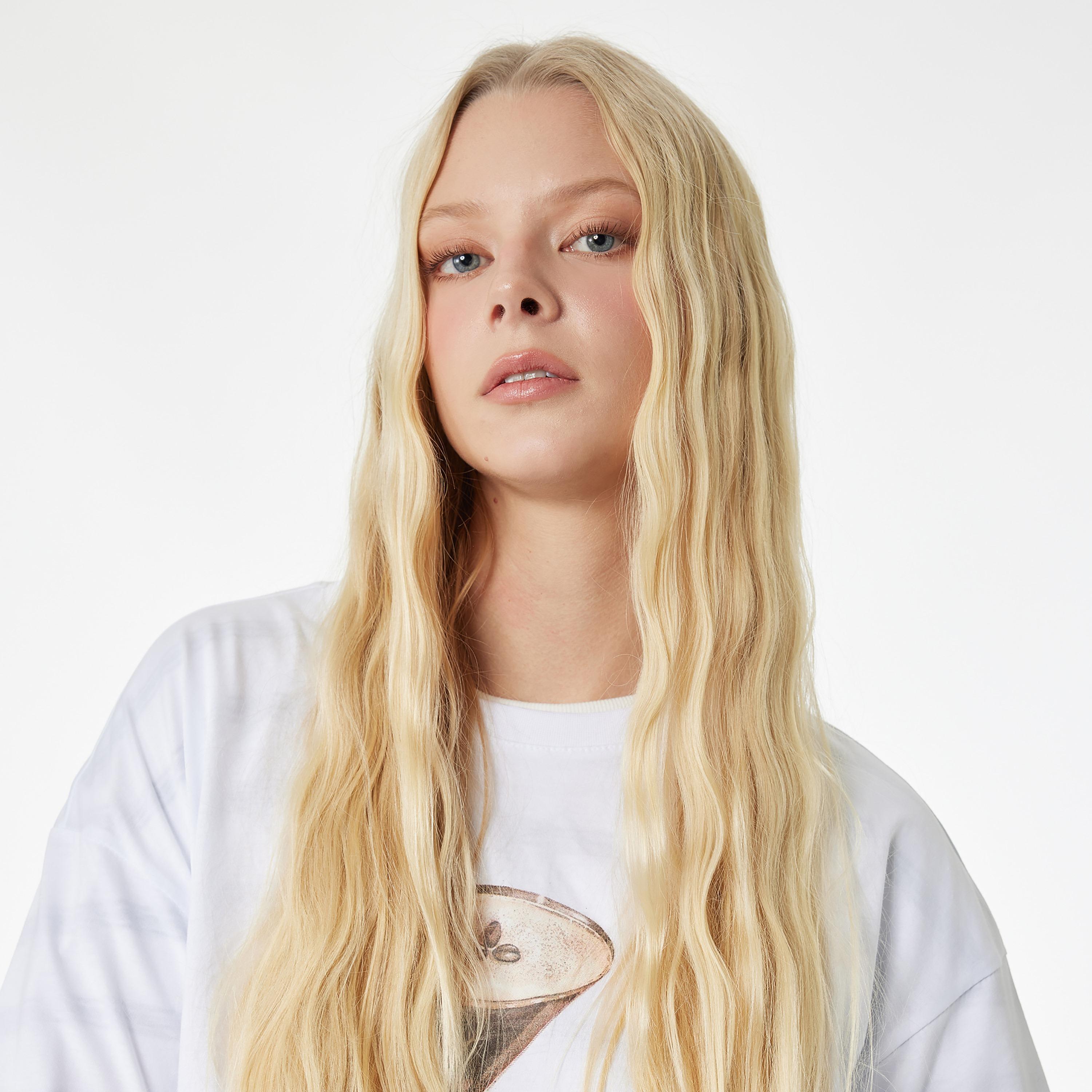 تيشيرت قطني نسائي بطبعة "غرافيك" لمشروب بلون أبيض من كوتون-women-clothing-tshirts-image-3