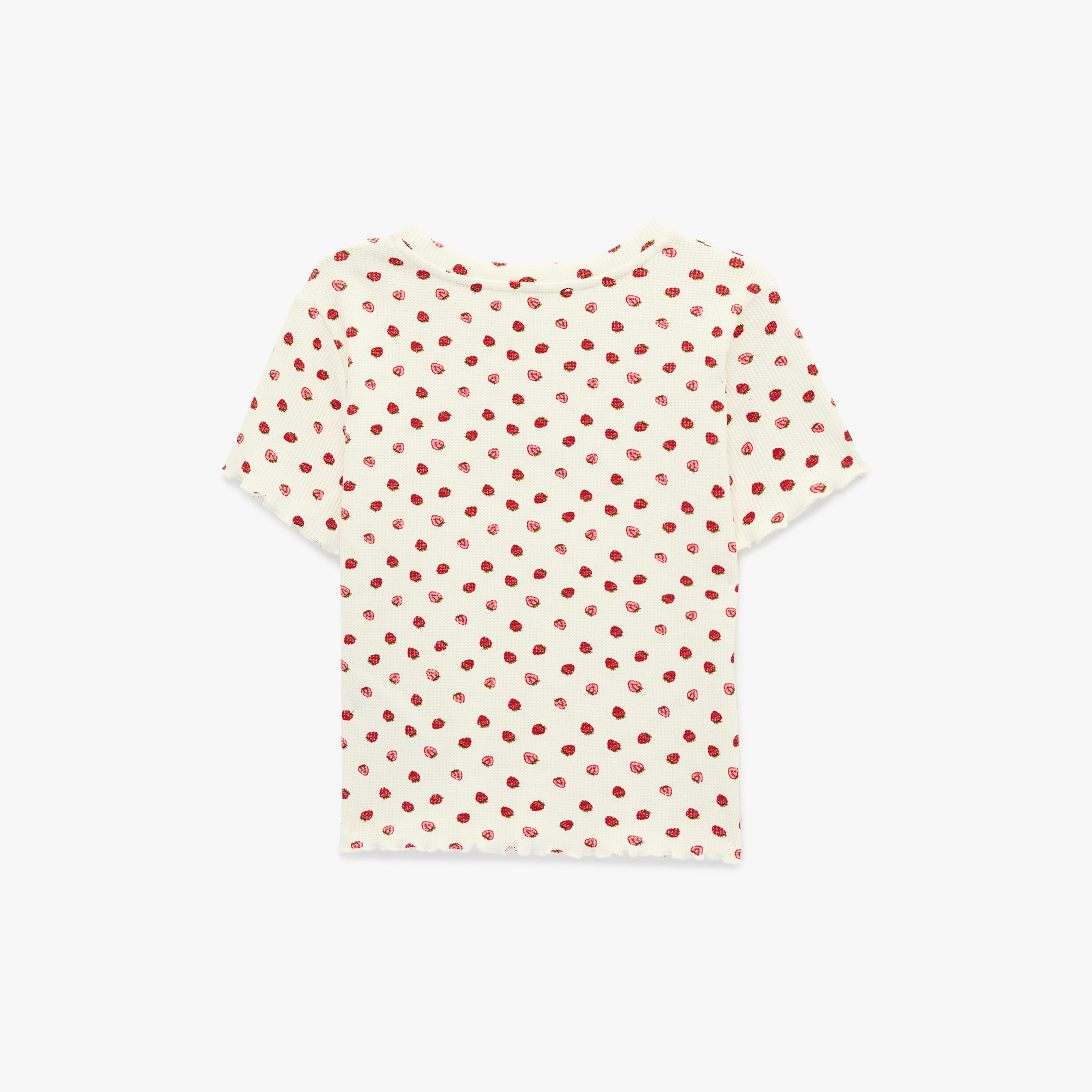 بلوزة نسائية بتصميم "تيكستشرد" بارز وطبعة كرز بلون كريمي من كوتون-women-clothing-shirtsandblouses-blouses-image-5