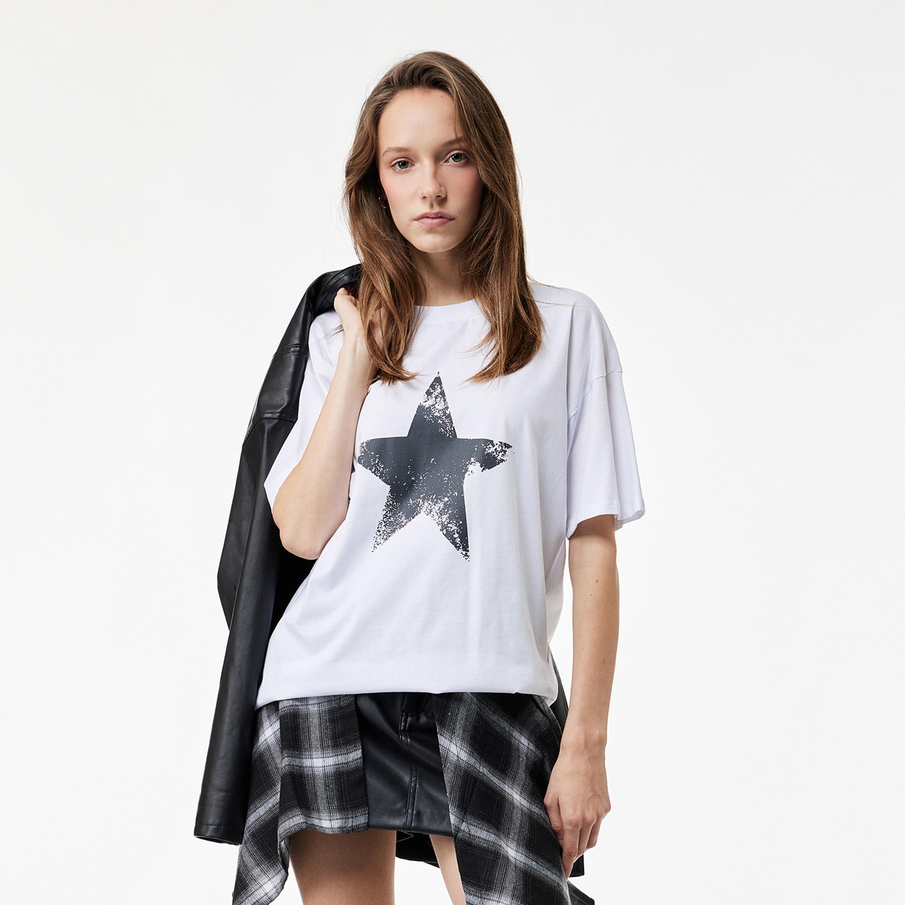 تيشرت قطن نسائي بطبعة نجوم غرافيك وأكمام منسدلة بلون أبيض من كوتون-women-clothing-tshirts-image-1