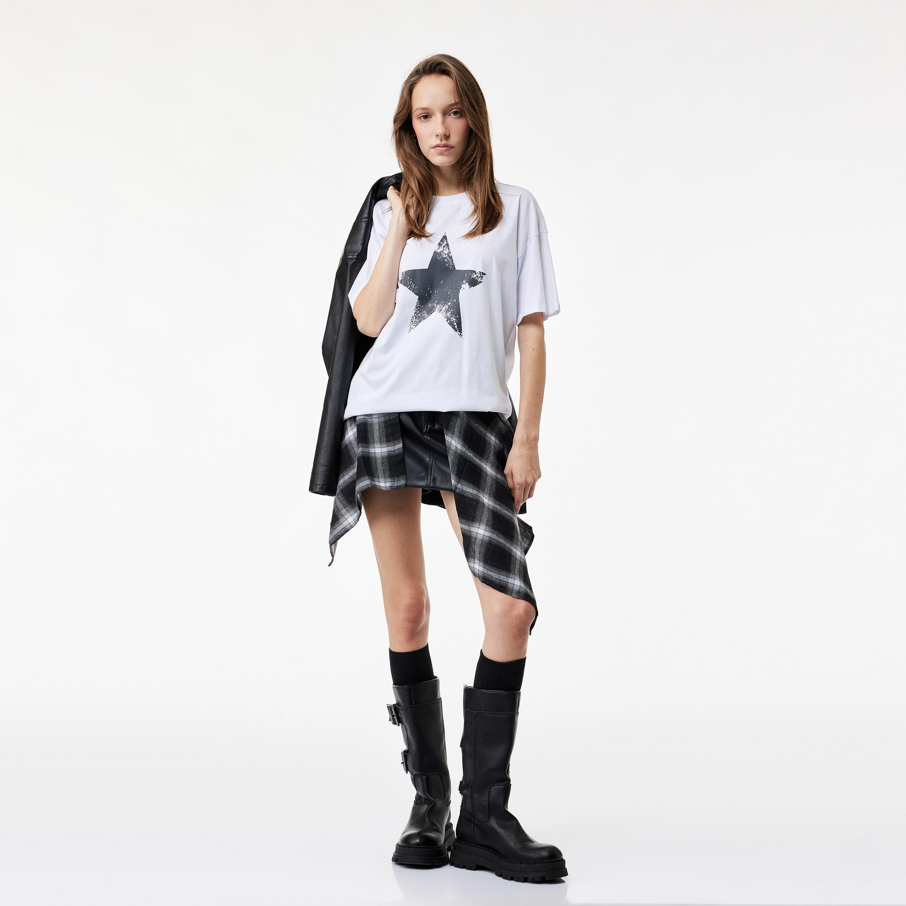 تيشرت قطن نسائي بطبعة نجوم غرافيك وأكمام منسدلة بلون أبيض من كوتون-women-clothing-tshirts-image-2