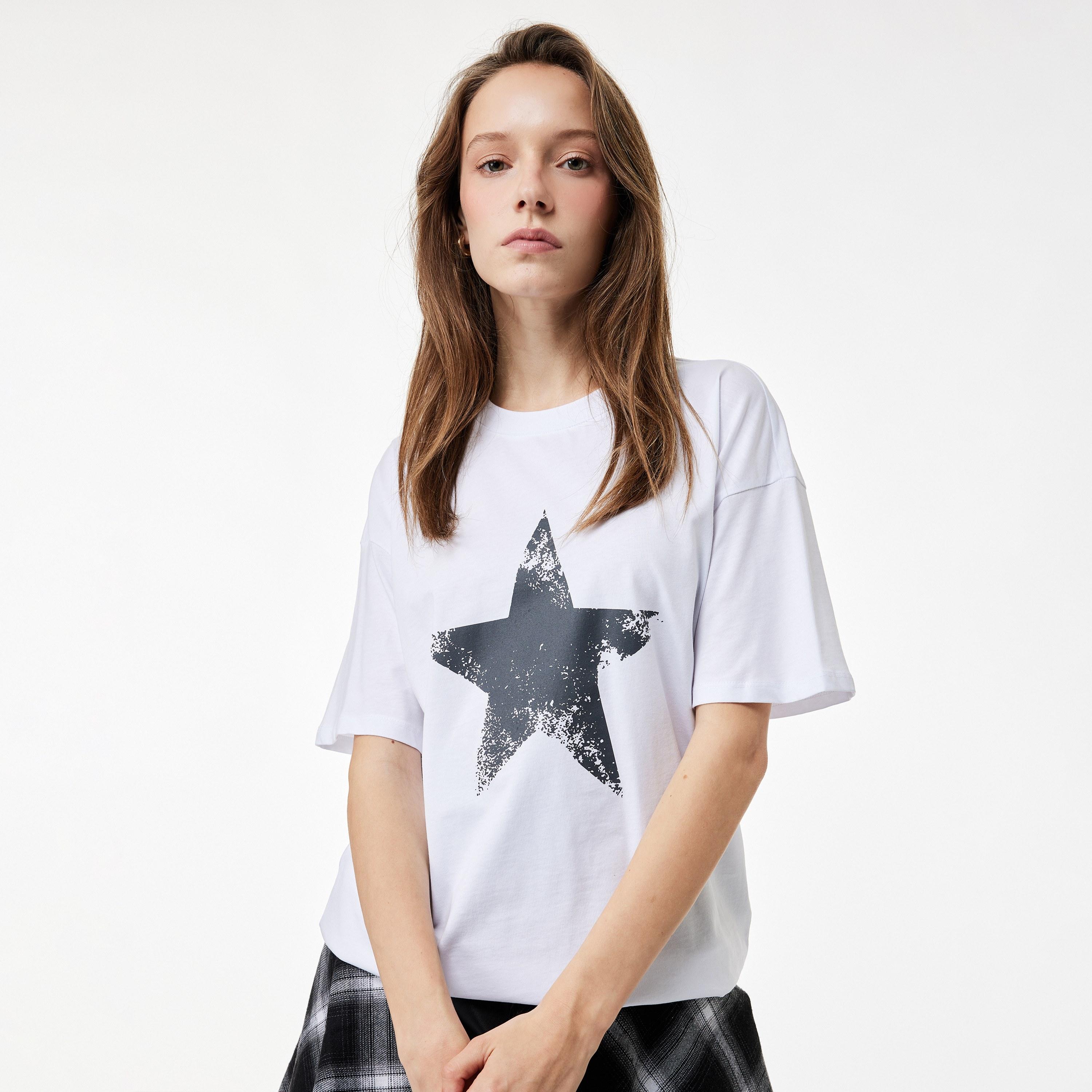 تيشرت قطن نسائي بطبعة نجوم غرافيك وأكمام منسدلة بلون أبيض من كوتون-women-clothing-tshirts-image-3