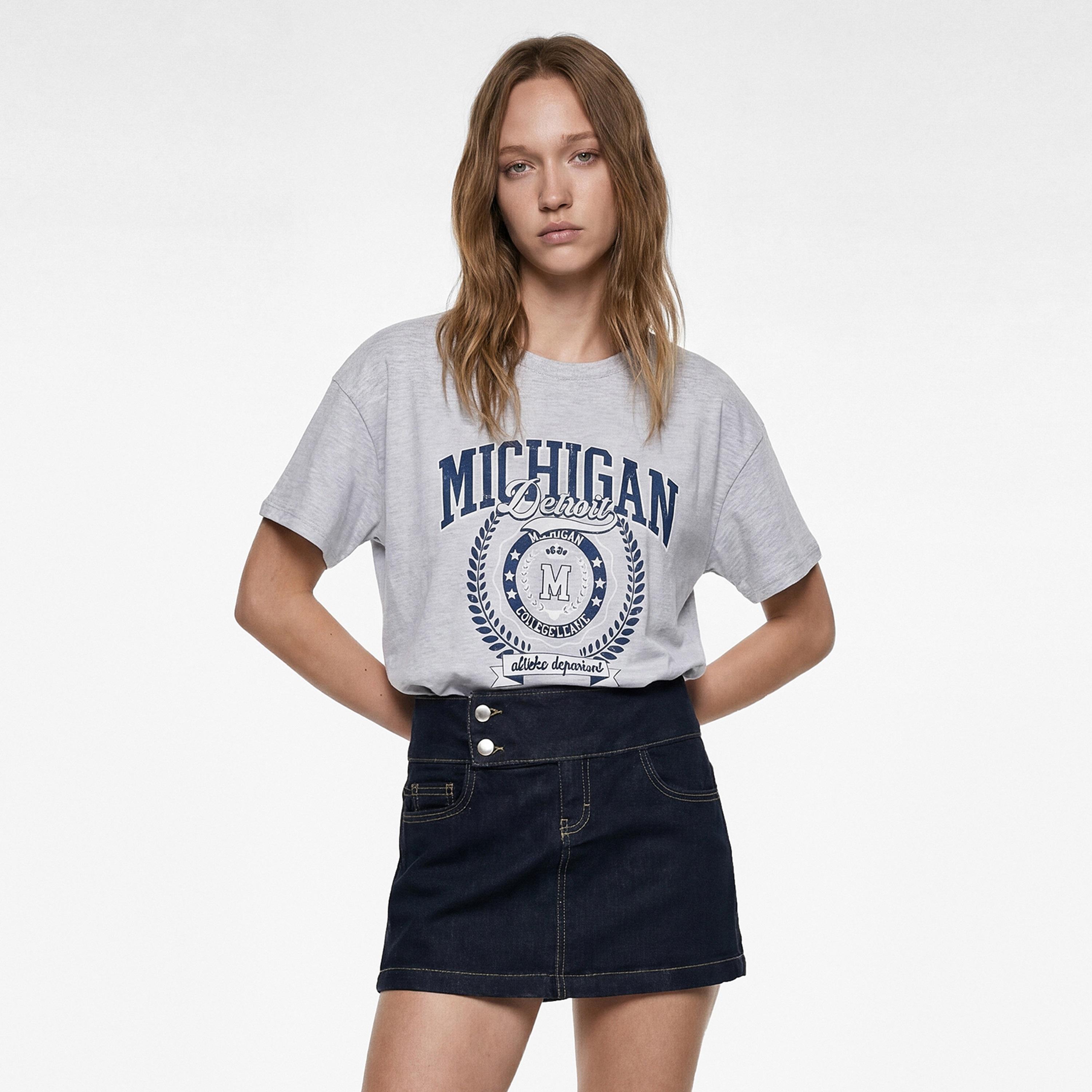 تيشرت نسائي بطبعة غرافيك بلون رمادي من كوتون-women-clothing-tshirts-image-1