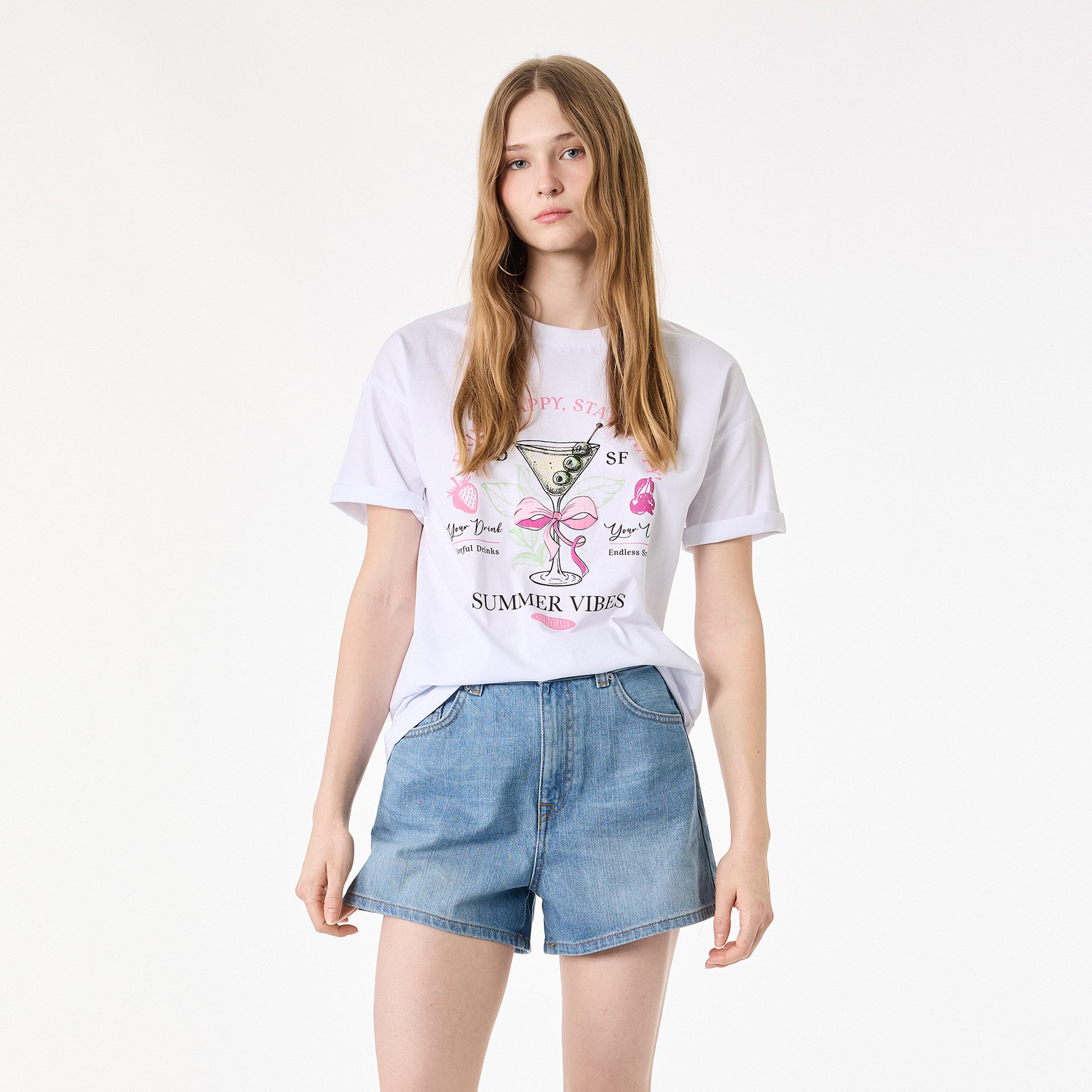 تيشيرت قطني نسائي بطبعة "غرافيك" لمشروب بلون أبيض من كوتون-women-clothing-tshirts-image-1