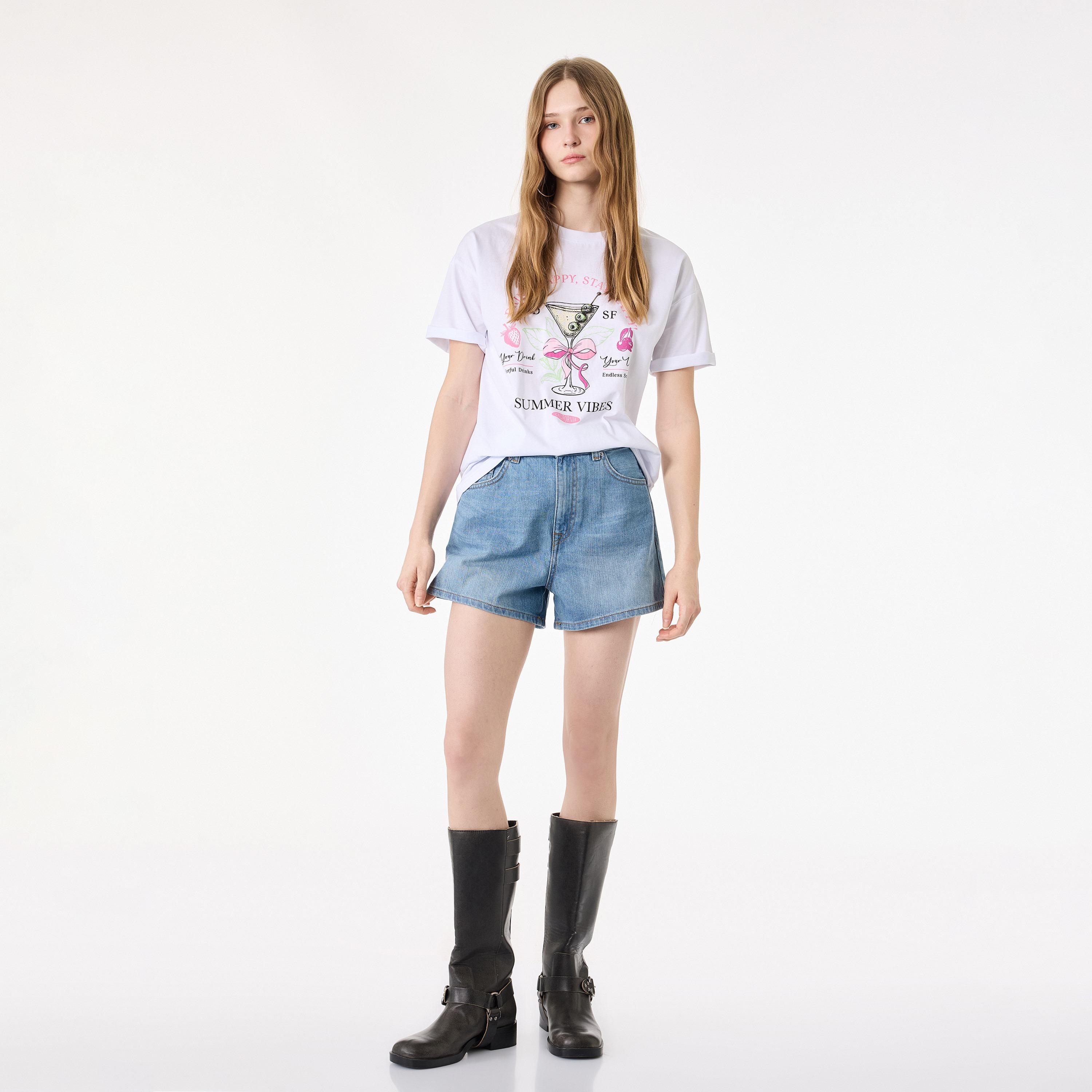 تيشيرت قطني نسائي بطبعة "غرافيك" لمشروب بلون أبيض من كوتون-women-clothing-tshirts-image-2