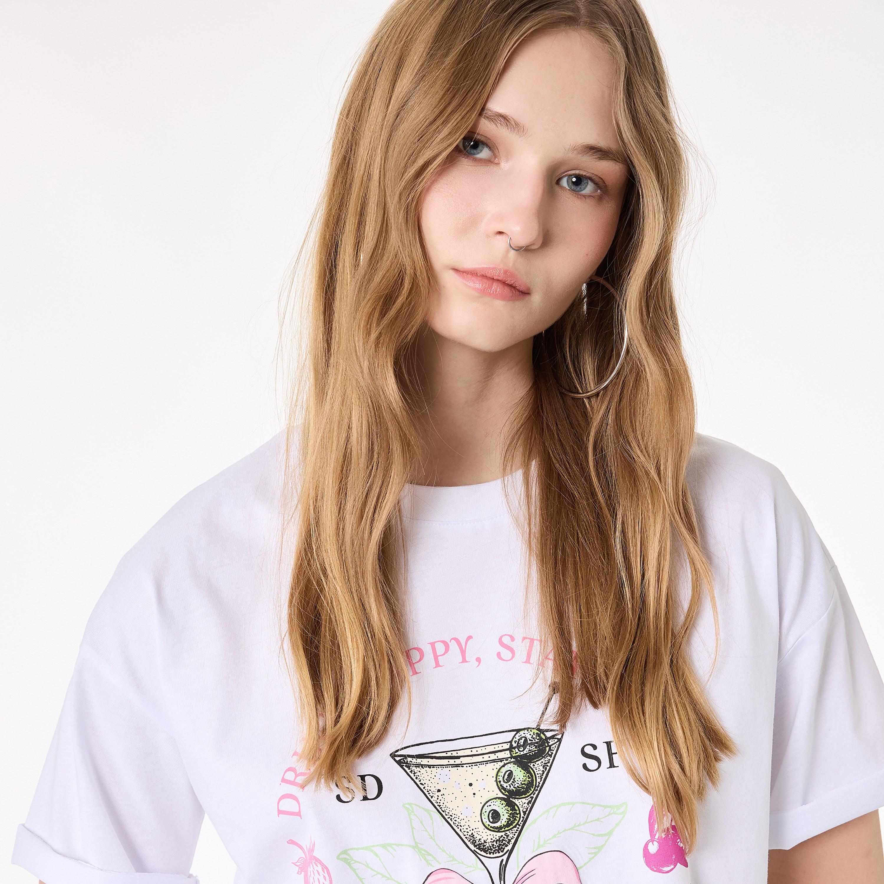 تيشيرت قطني نسائي بطبعة "غرافيك" لمشروب بلون أبيض من كوتون-women-clothing-tshirts-image-3