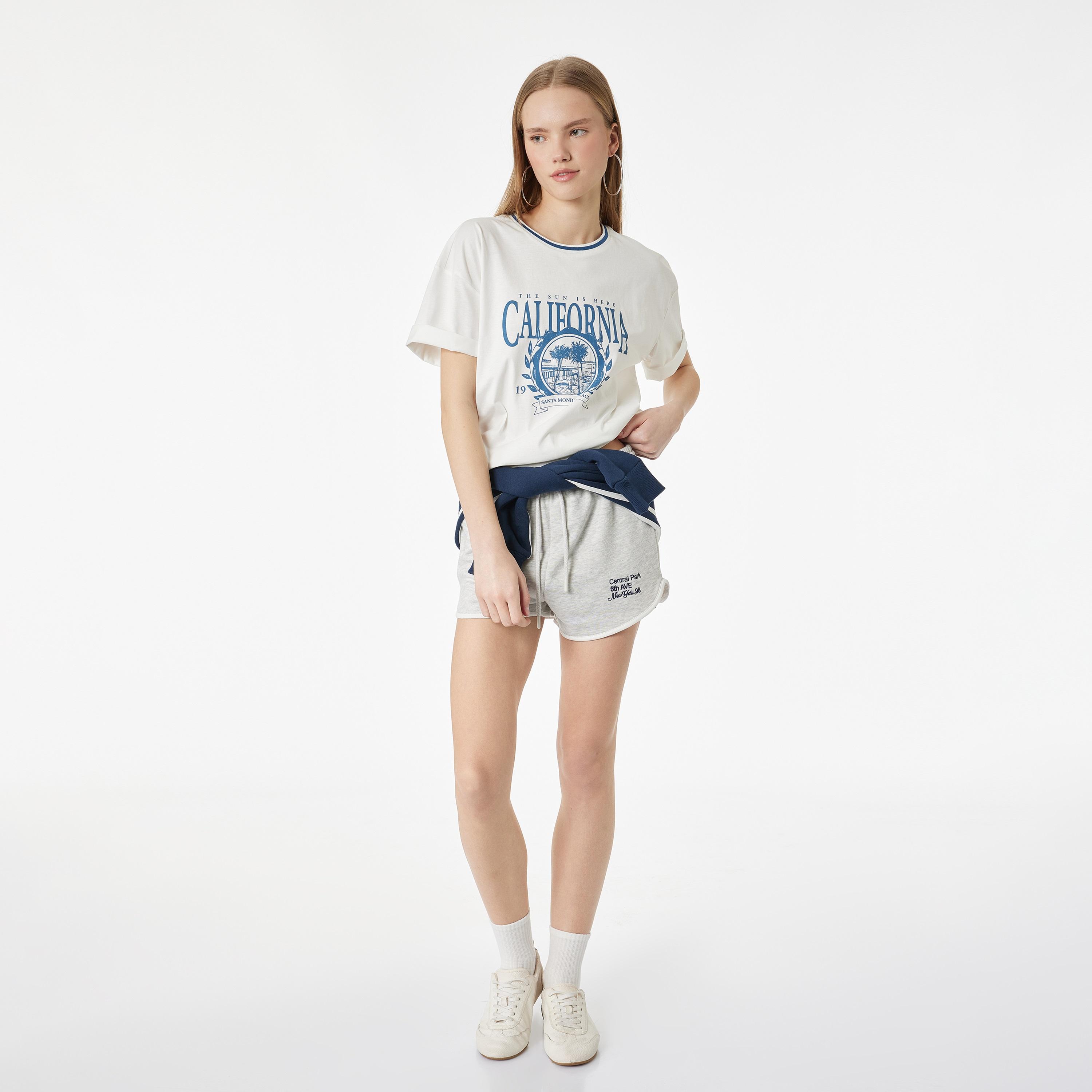 تي شيرت نسائي قطني بطبعة جرافيكية باللون الأبيض من كوتون-women-clothing-tshirts-image-2
