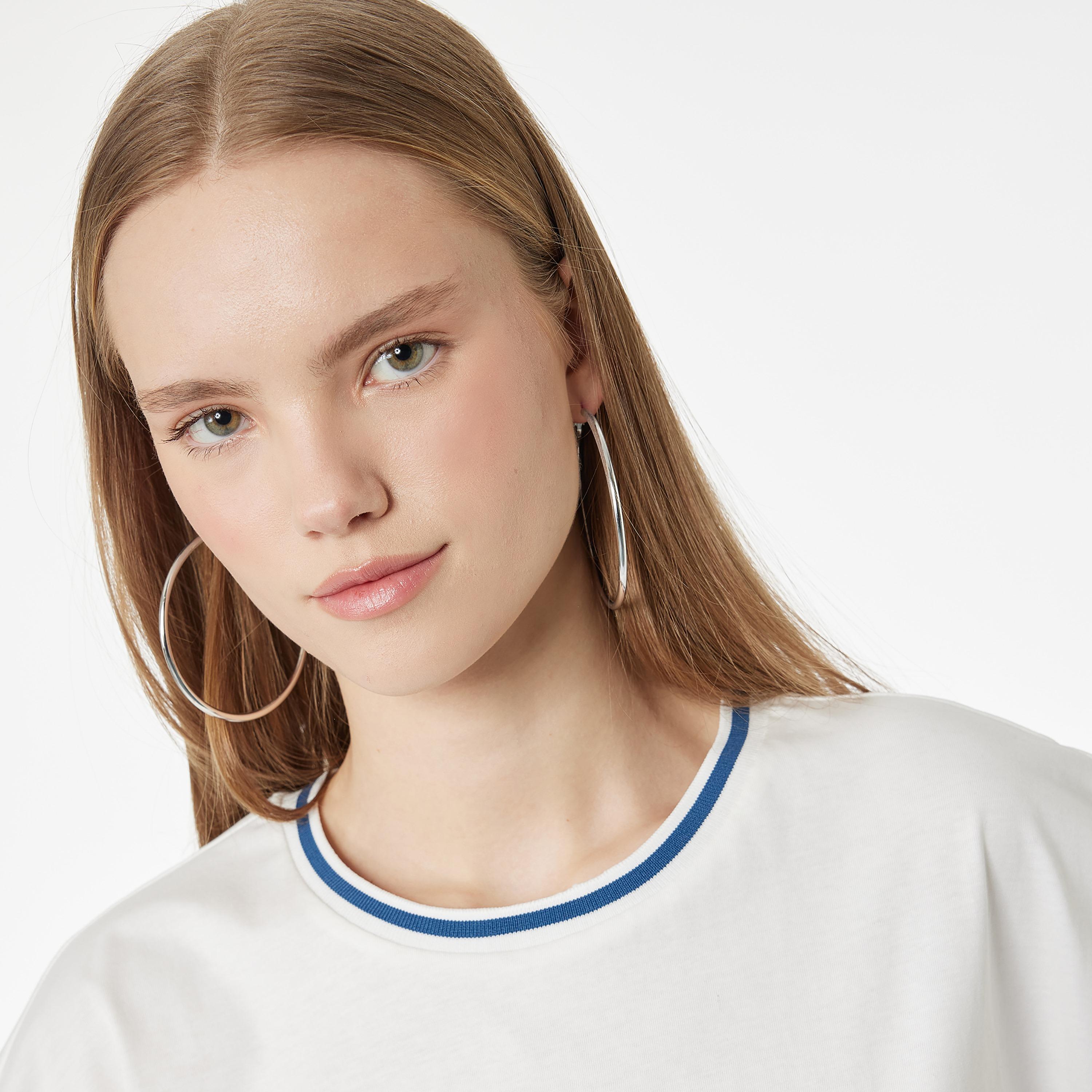 تي شيرت نسائي قطني بطبعة جرافيكية باللون الأبيض من كوتون-women-clothing-tshirts-image-3