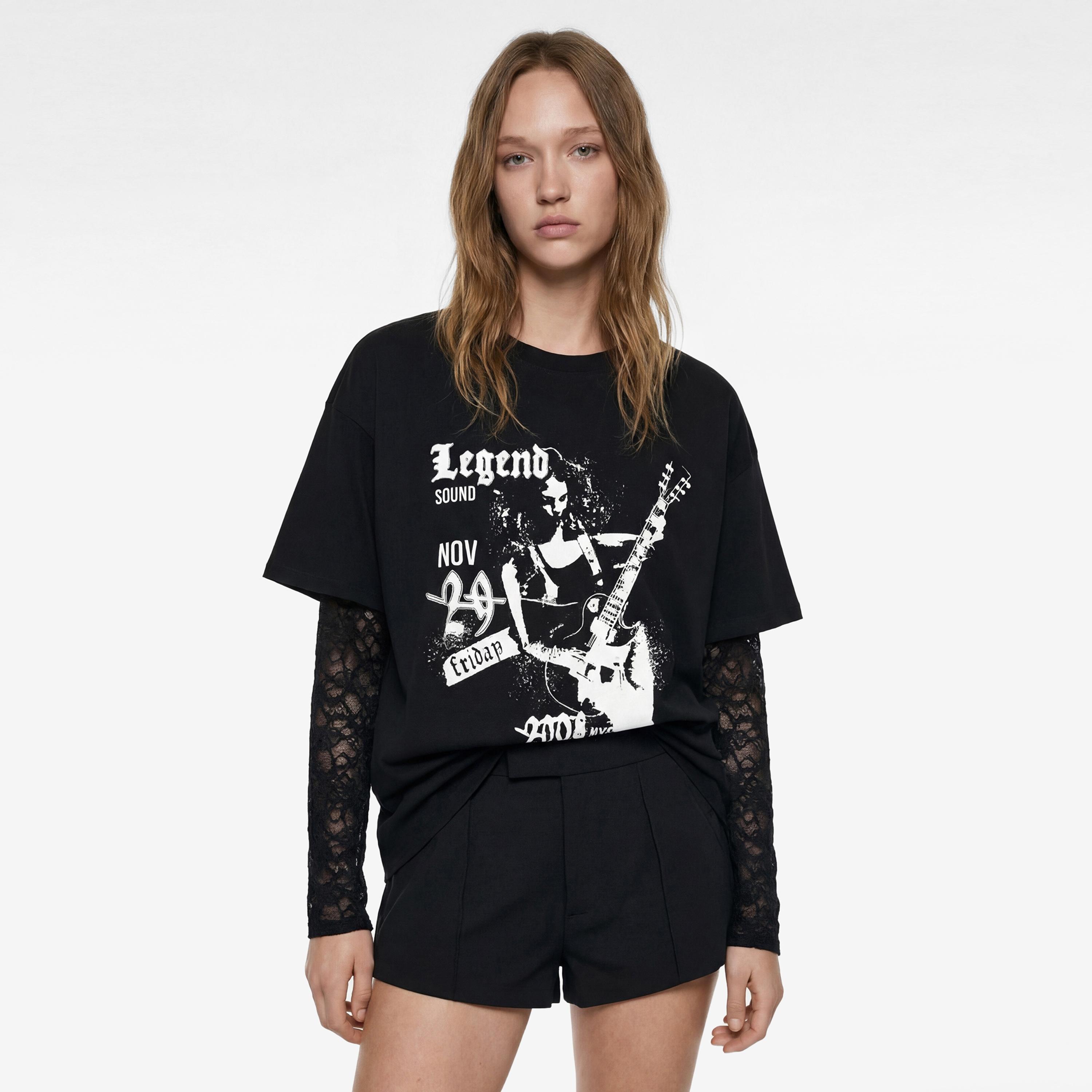 تيشيرت قطني نسائي بطبعة "غرافيك" لعازف جيتار بلون أسود من كوتون-women-clothing-tshirts-image-1