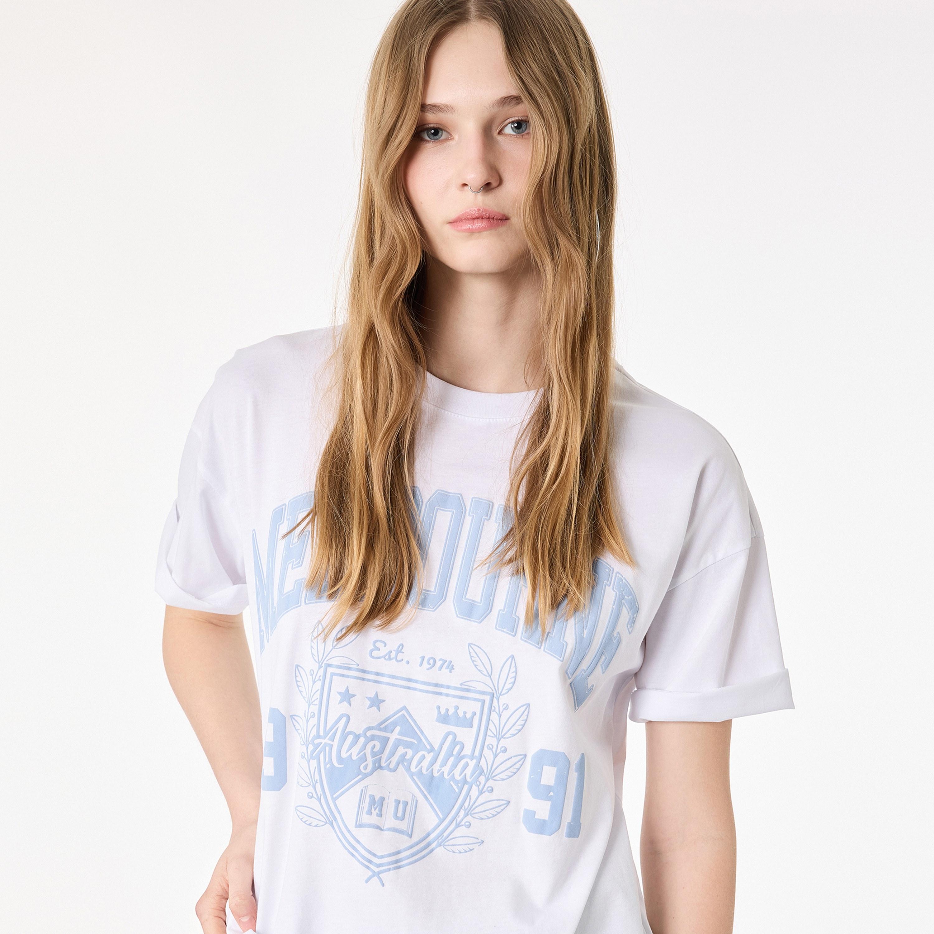 تيشيرت قطني نسائي بطبعة "فارسيتي" جامعية بلون أبيض من كوتون-women-clothing-tshirts-image-3