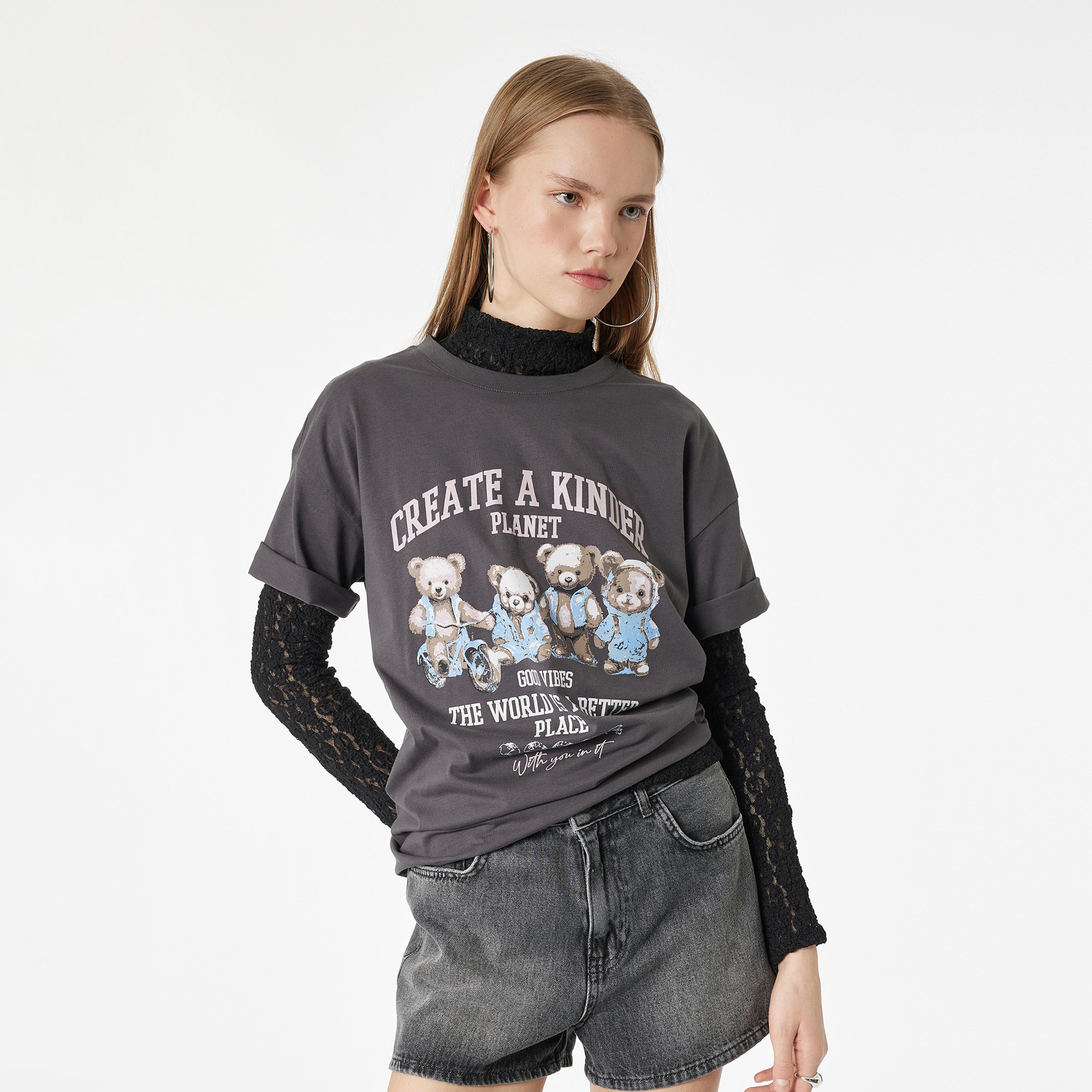 تيشيرت قطني نسائي بطبعة "غرافيك" لدب "تيدي" بلون تشاركول (فحمي) من كوتون-women-clothing-tshirts-image-1