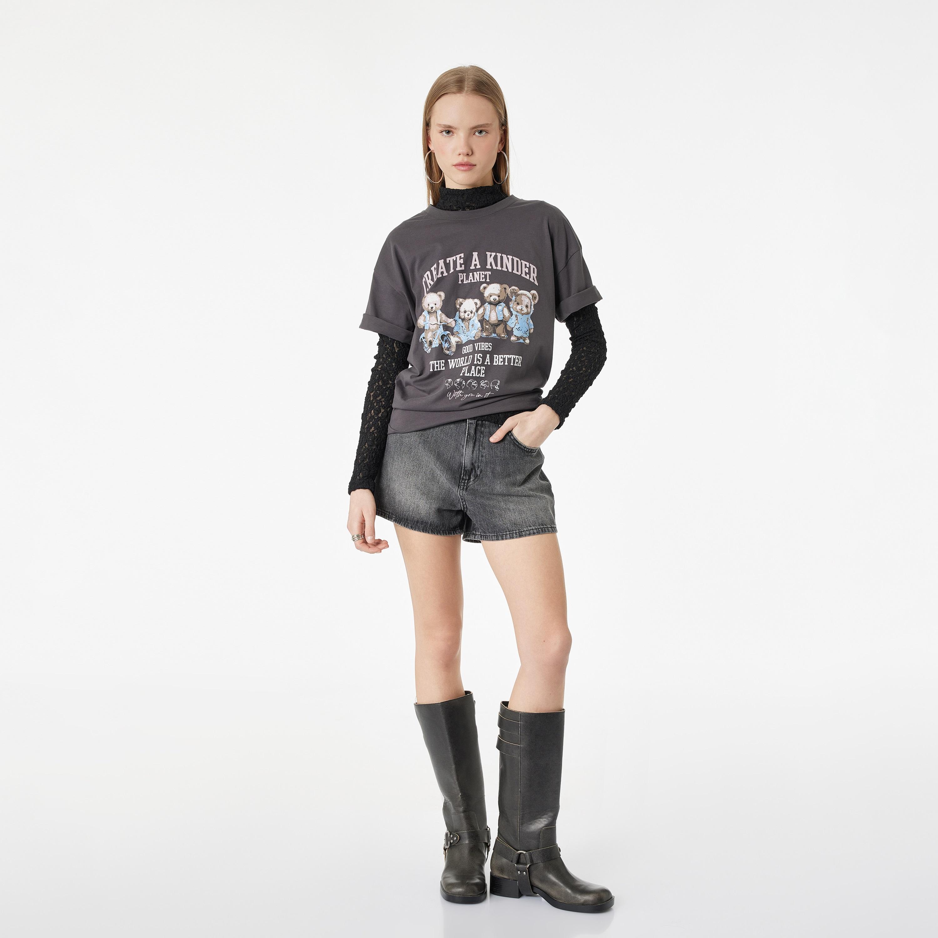 تيشيرت قطني نسائي بطبعة "غرافيك" لدب "تيدي" بلون تشاركول (فحمي) من كوتون-women-clothing-tshirts-image-2
