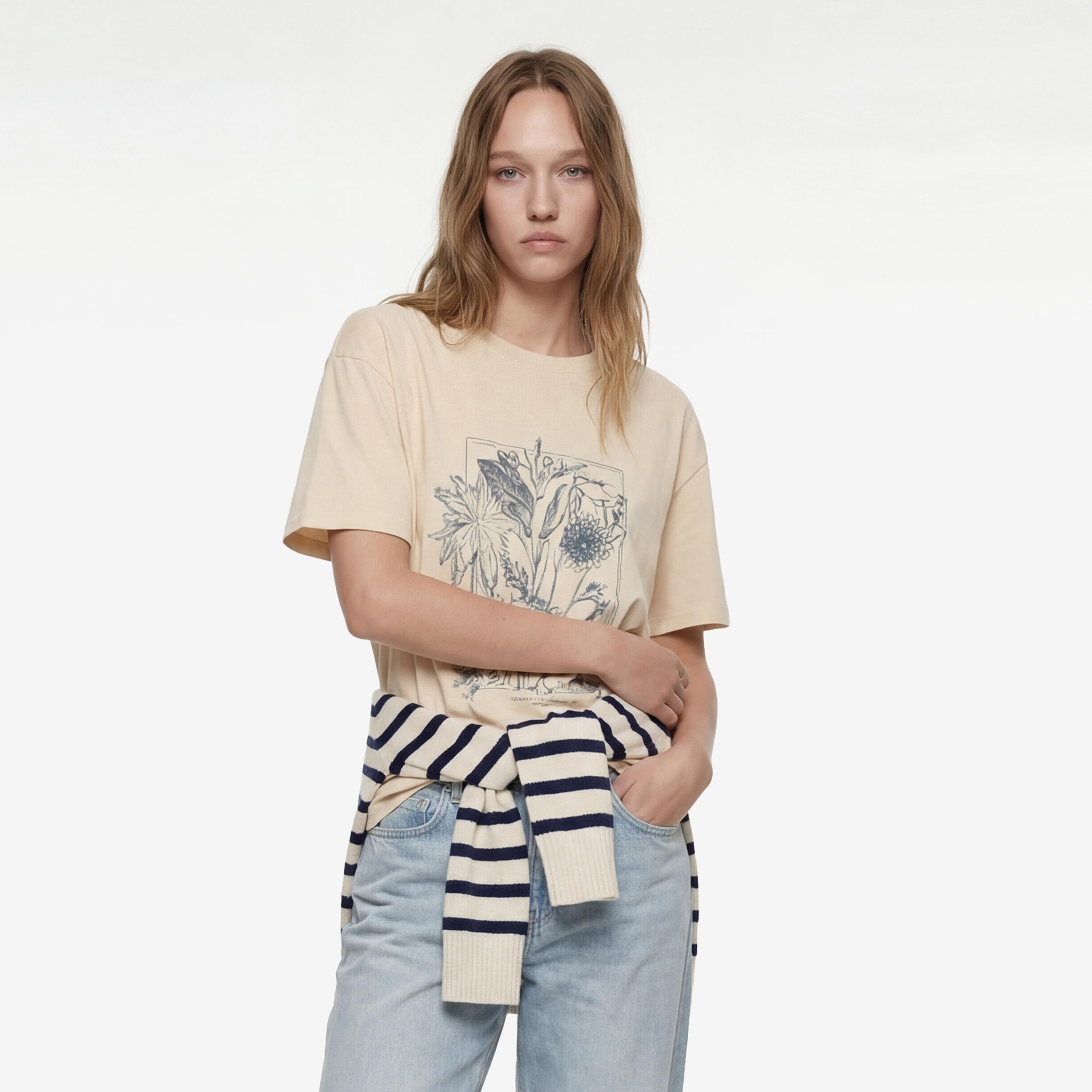 تيشيرت قطني نسائي بطبعة "غرافيك" بلون بيج من كوتون-women-clothing-tshirts-image-1