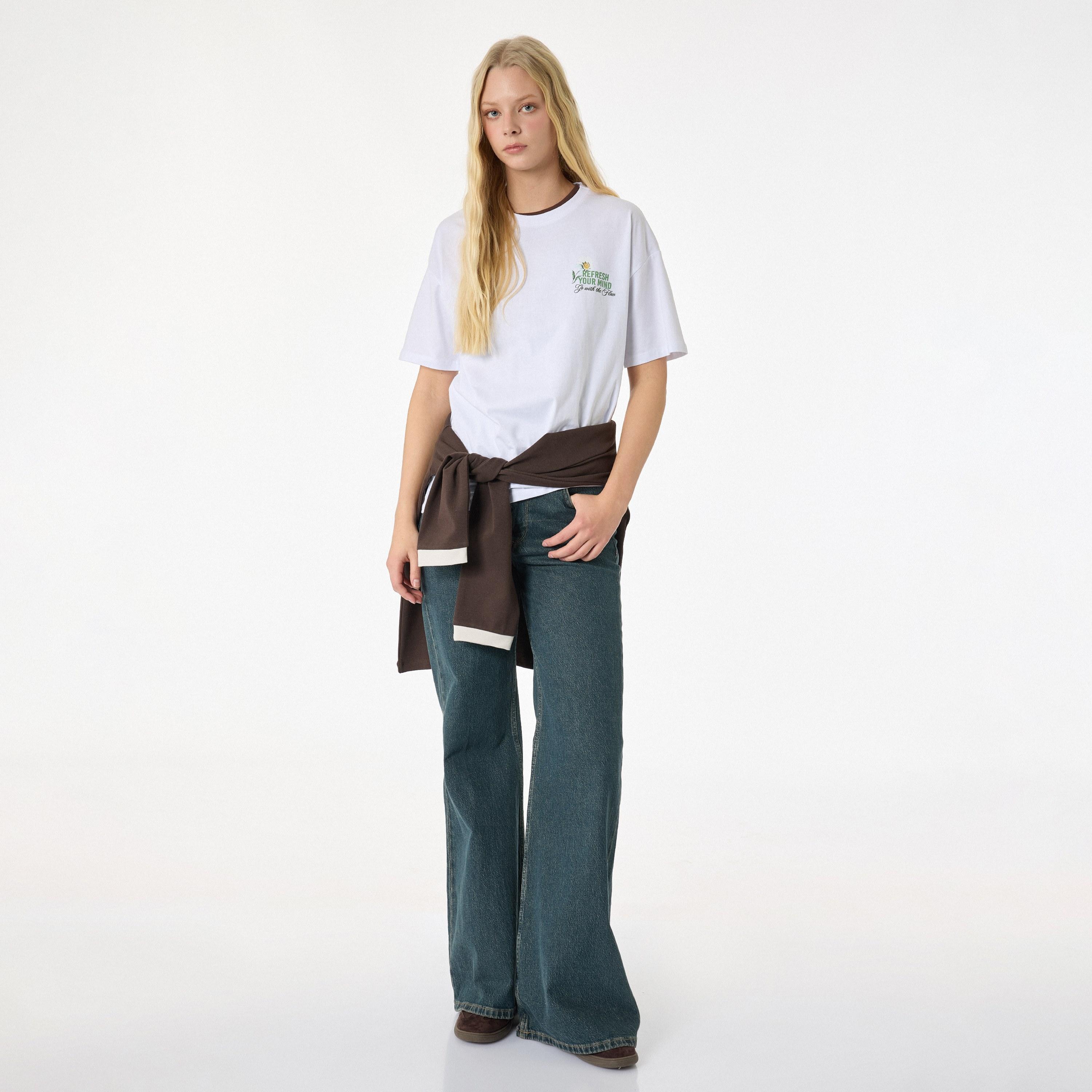 تيشيرت قطني نسائي بطبعة "غرافيك" الزهور بلون أبيض من كوتون-women-clothing-tshirts-image-2