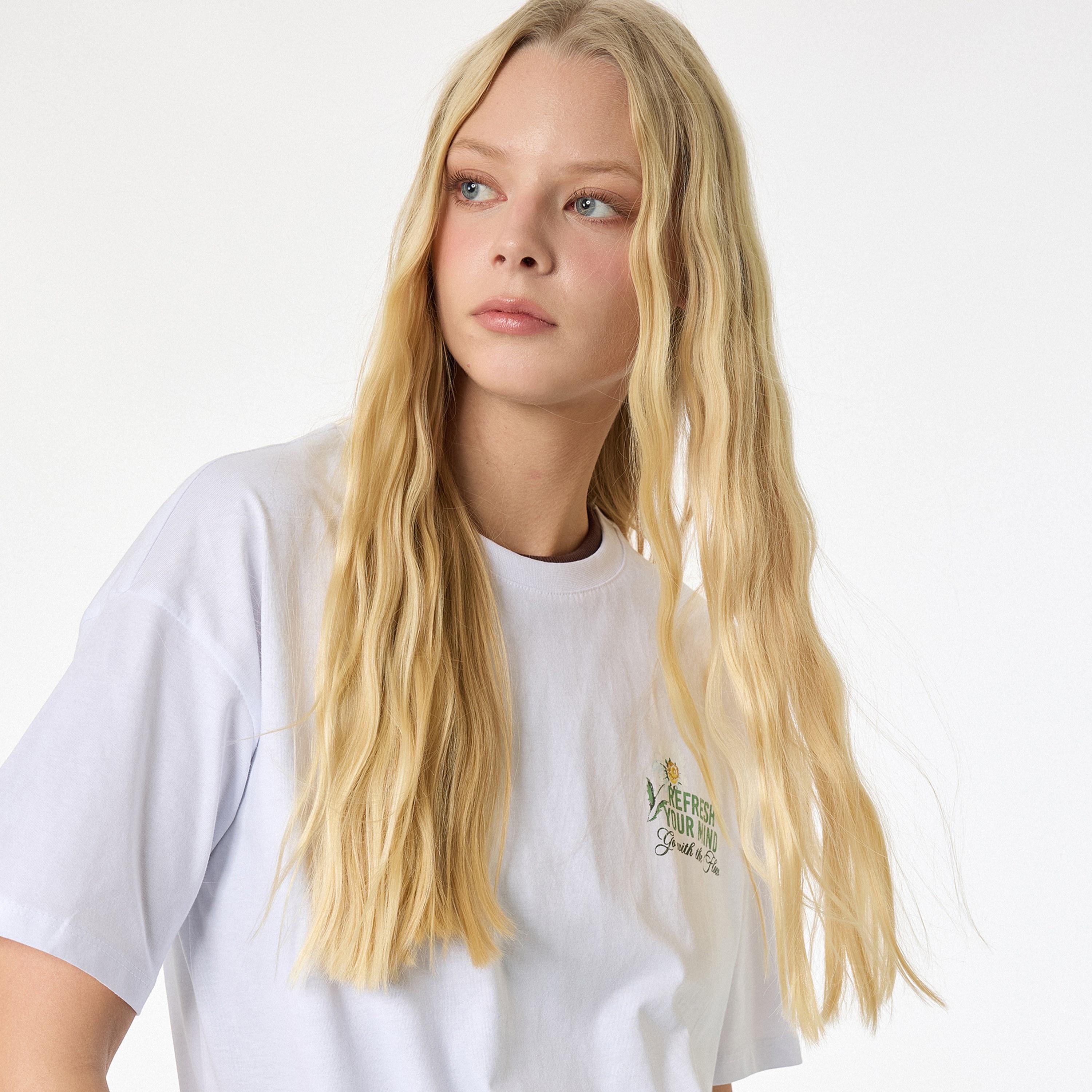 تيشيرت قطني نسائي بطبعة "غرافيك" الزهور بلون أبيض من كوتون-women-clothing-tshirts-image-3