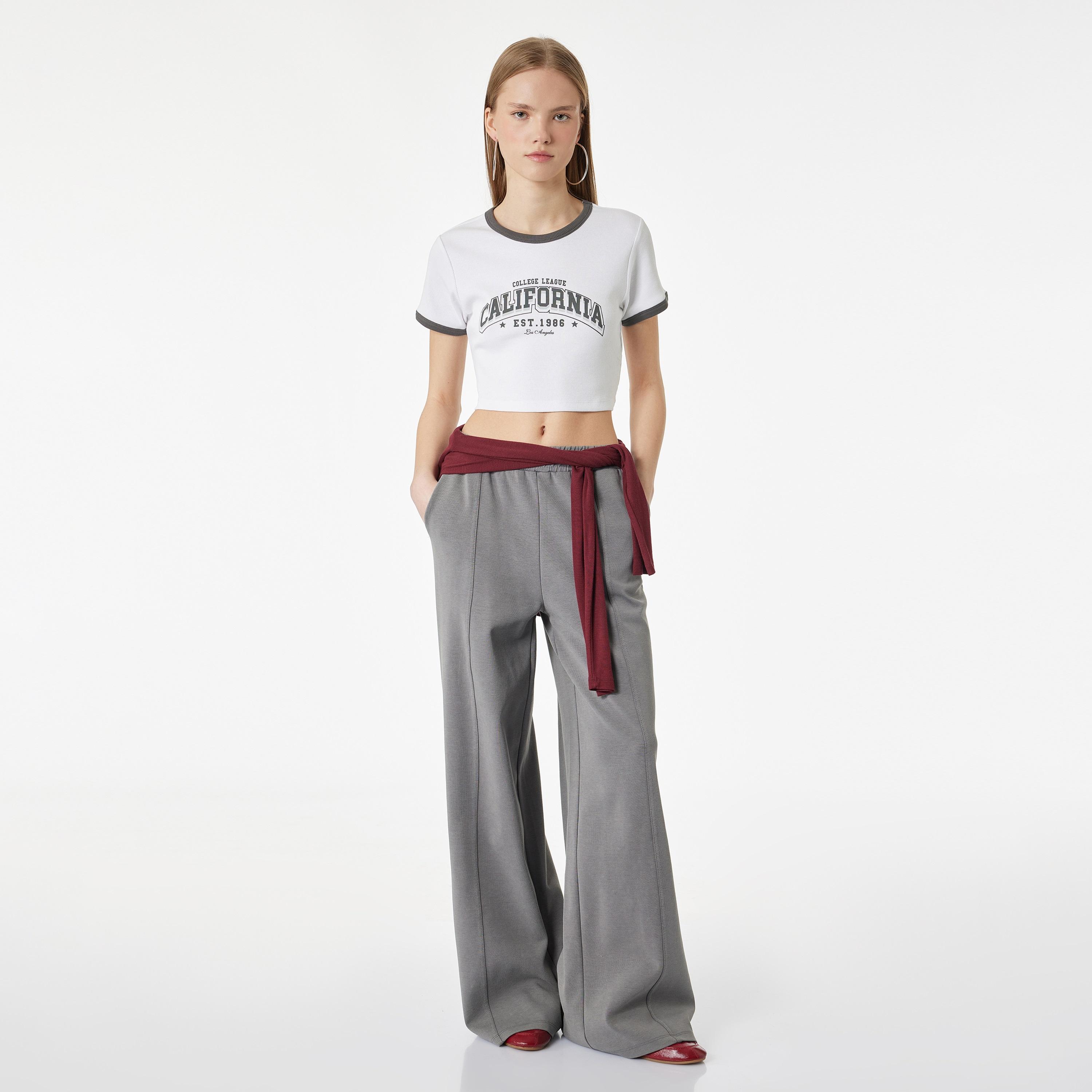 بلوزة نسائية بطبعة "غرافيك" بلون أبيض من كوتون-women-clothing-shirtsandblouses-blouses-image-2