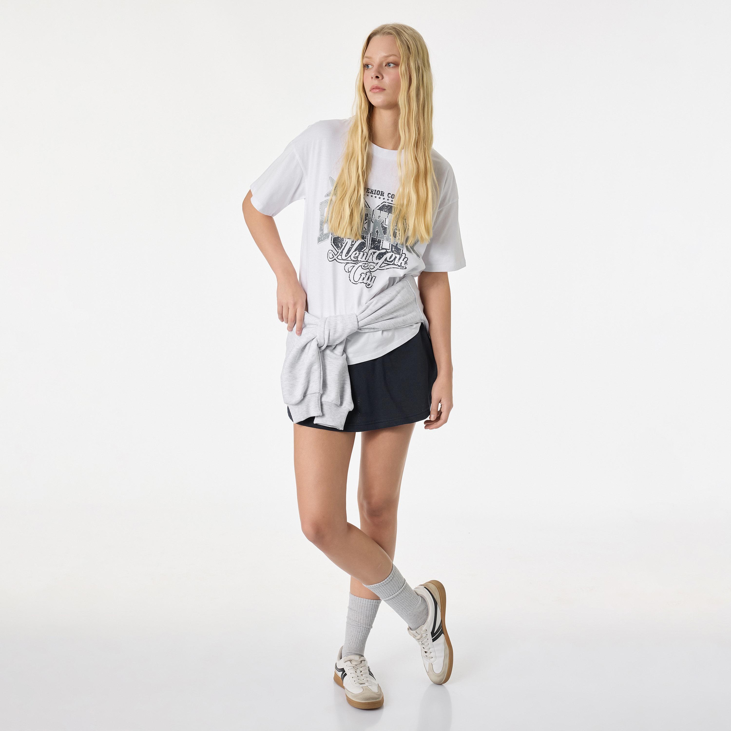 تيشيرت قطني نسائي بطبعة "فارسيتي" جامعية بلون أبيض من كوتون-women-clothing-tshirts-image-2