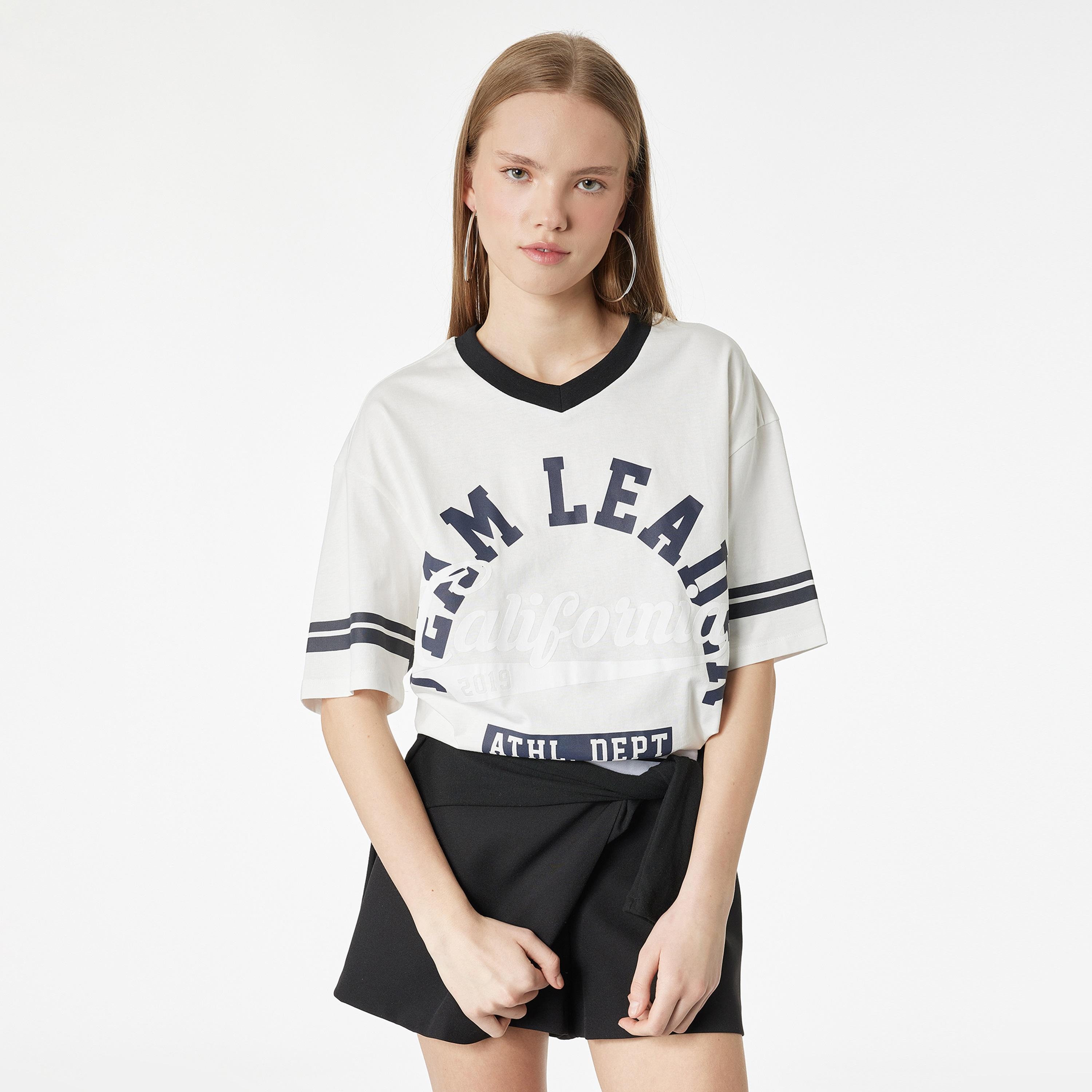 تيشيرت قطني نسائي بطبعة "فارسيتي" جامعية بلون أبيض من كوتون-women-clothing-tshirts-image-1