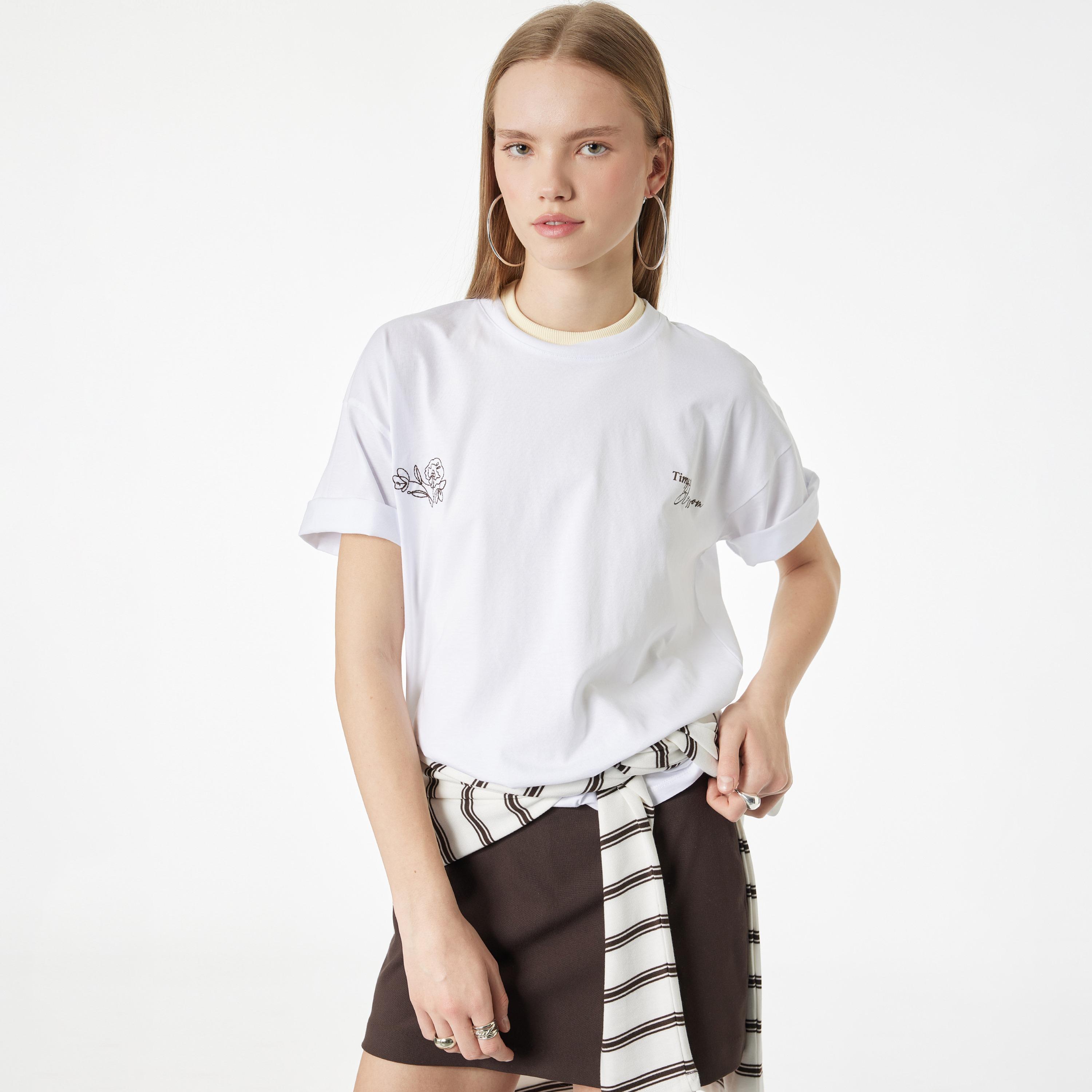 تيشيرت قطني نسائي بتطريز "فلورال" زهور بلون أبيض من كوتون-women-clothing-tshirts-image-1