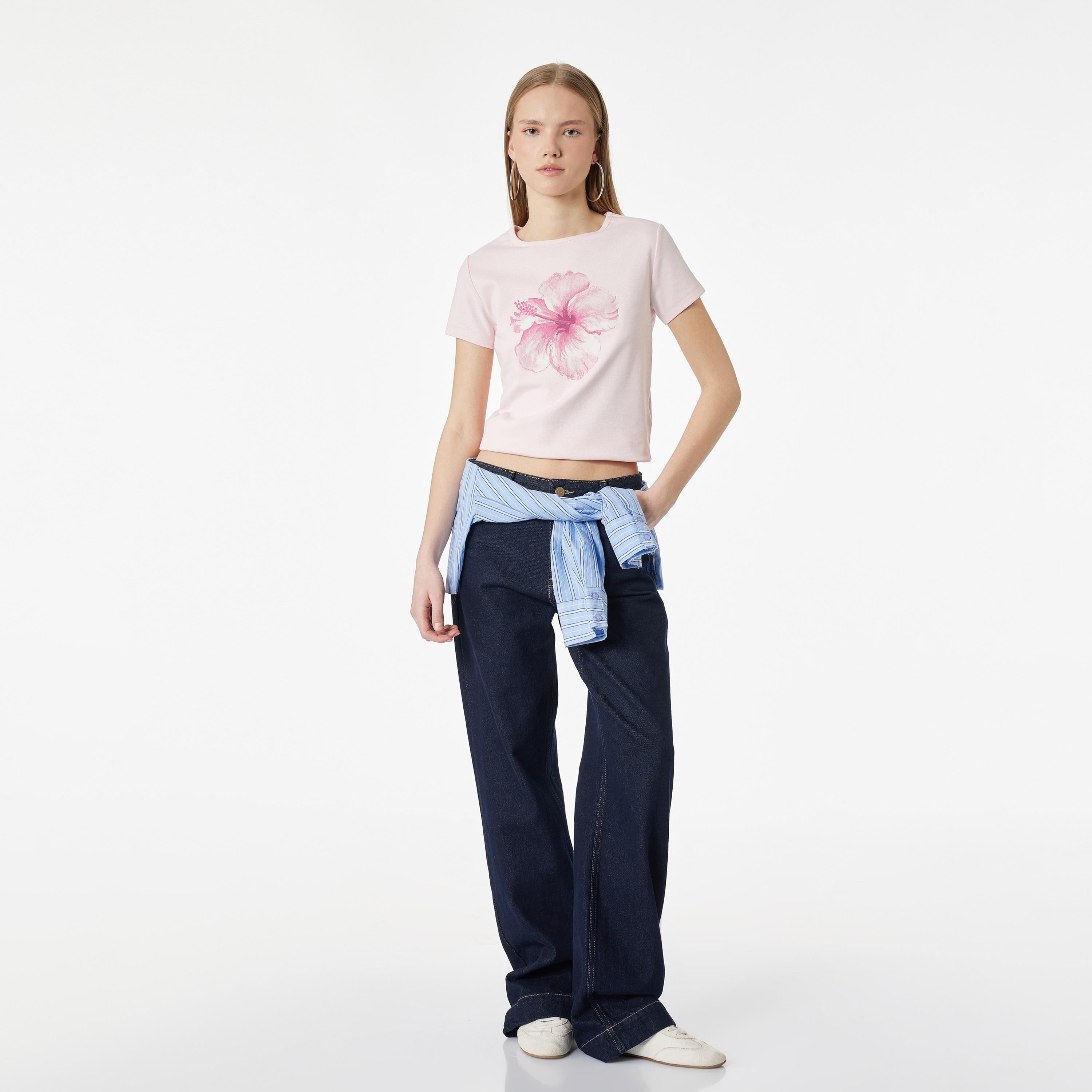 تيشيرت نسائي بطبعة "غرافيك" الزهور بلون وردي من كوتون-women-clothing-tshirts-image-2