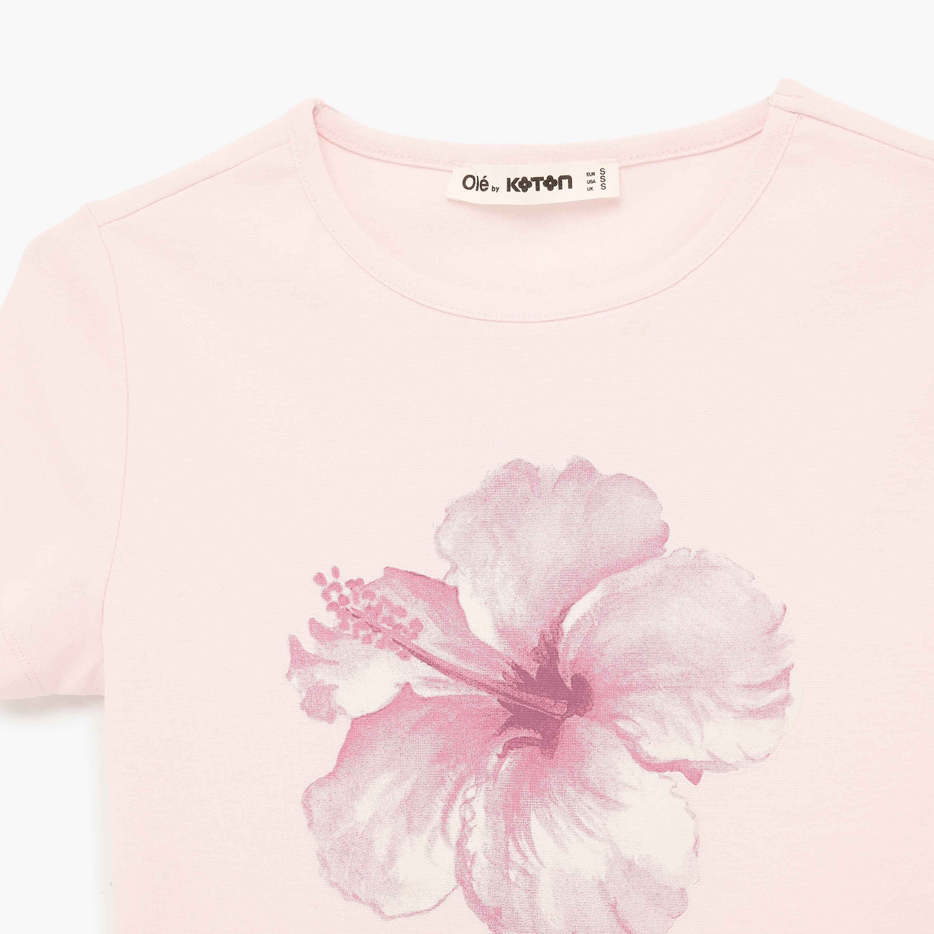 تيشيرت نسائي بطبعة "غرافيك" الزهور بلون وردي من كوتون-women-clothing-tshirts-image-5