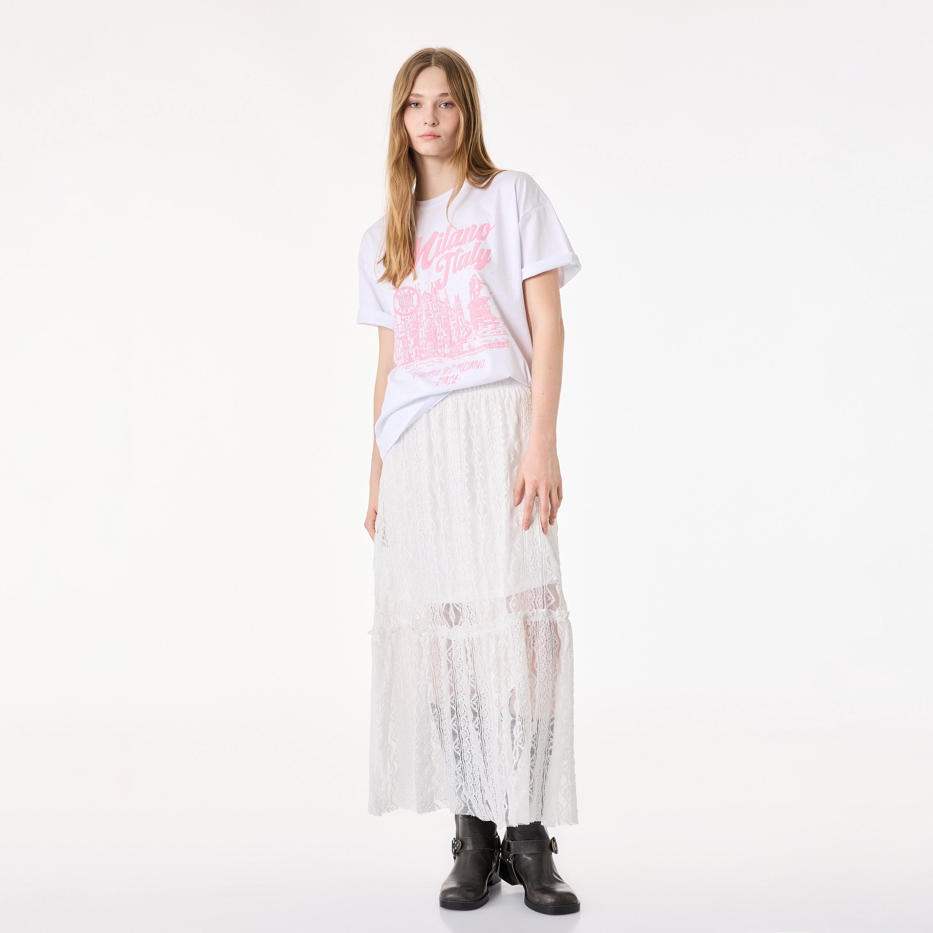 تيشيرت قطني نسائي بطبعة "غرافيك" لمدينة بلون أبيض من كوتون-women-clothing-tshirts-image-2