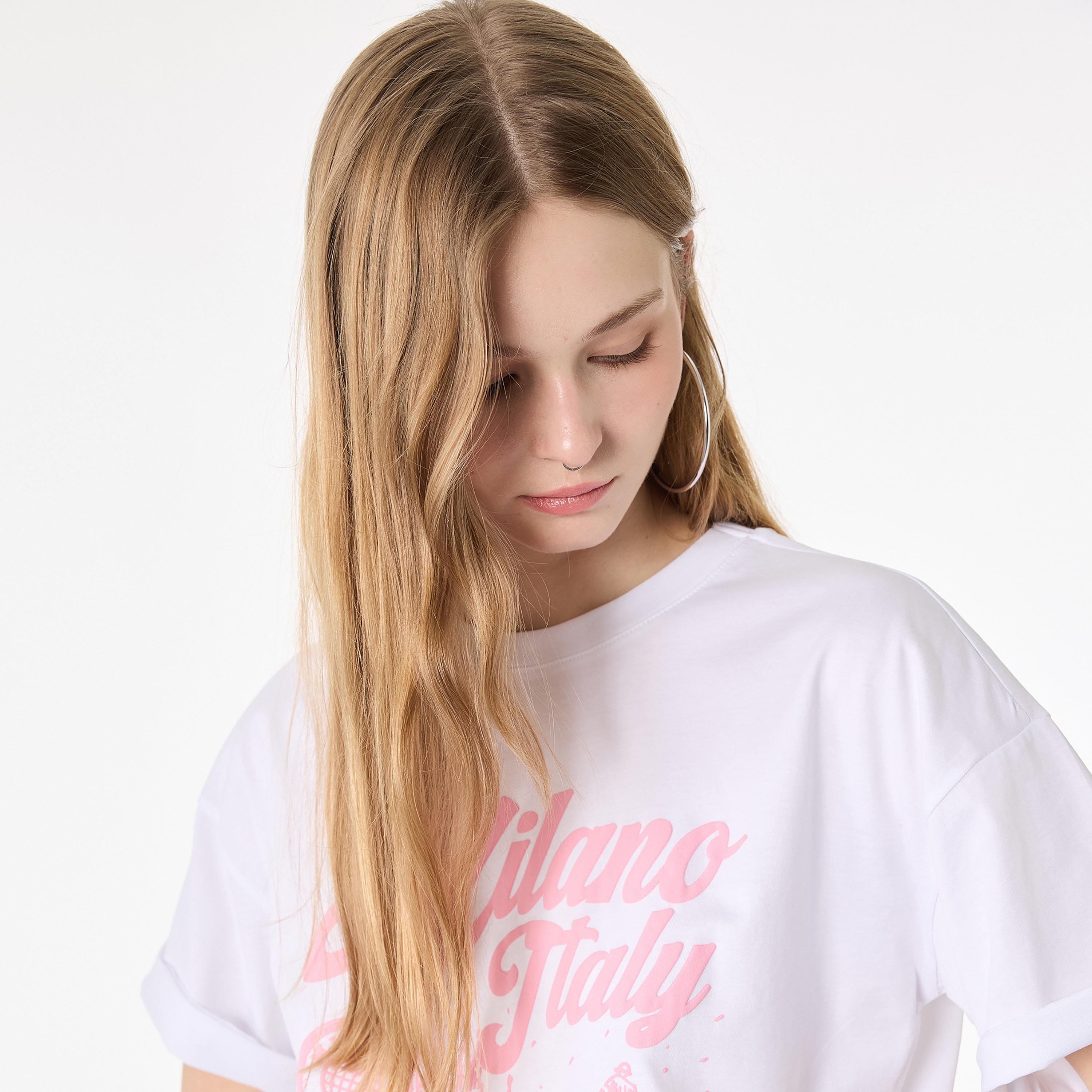 تيشيرت قطني نسائي بطبعة "غرافيك" لمدينة بلون أبيض من كوتون-women-clothing-tshirts-image-3