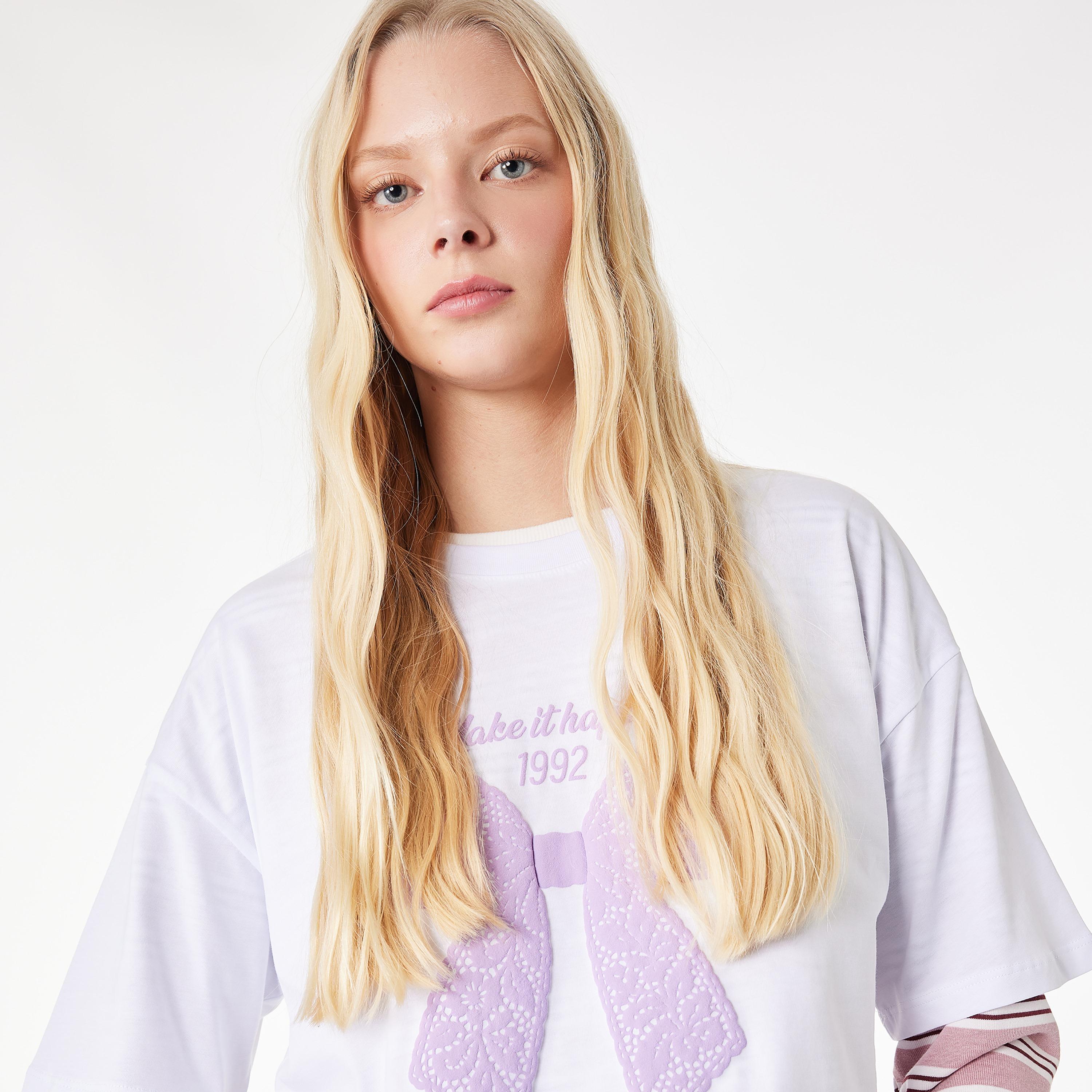 تيشيرت قطني نسائي بطبعة "غرافيك" لفيونكة بلون أبيض من كوتون-women-clothing-tshirts-image-3