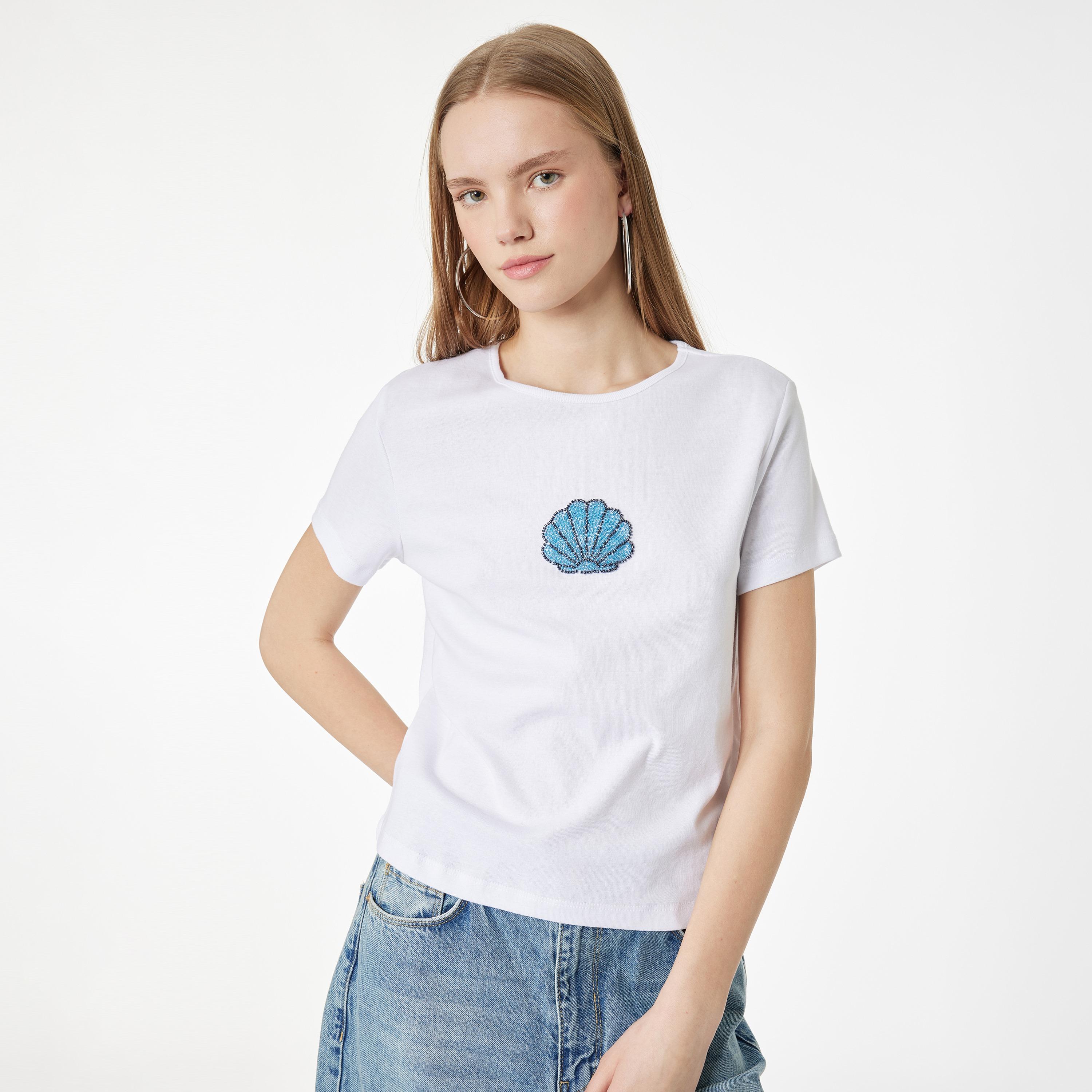 تيشيرت قطني نسائي بتزيين خرز "بيدد" بلون أبيض من كوتون-women-clothing-tshirts-image-1