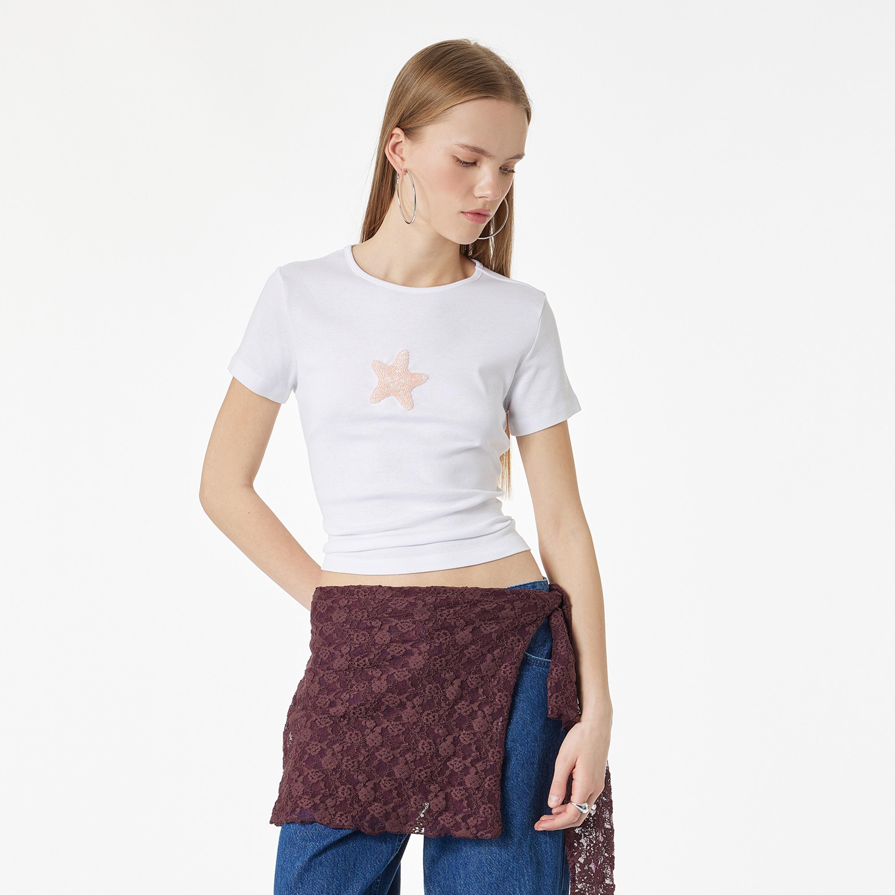 تيشيرت قطني نسائي بتزيين خرز على شكل نجمة بلون أبيض من كوتون-women-clothing-tshirts-image-1