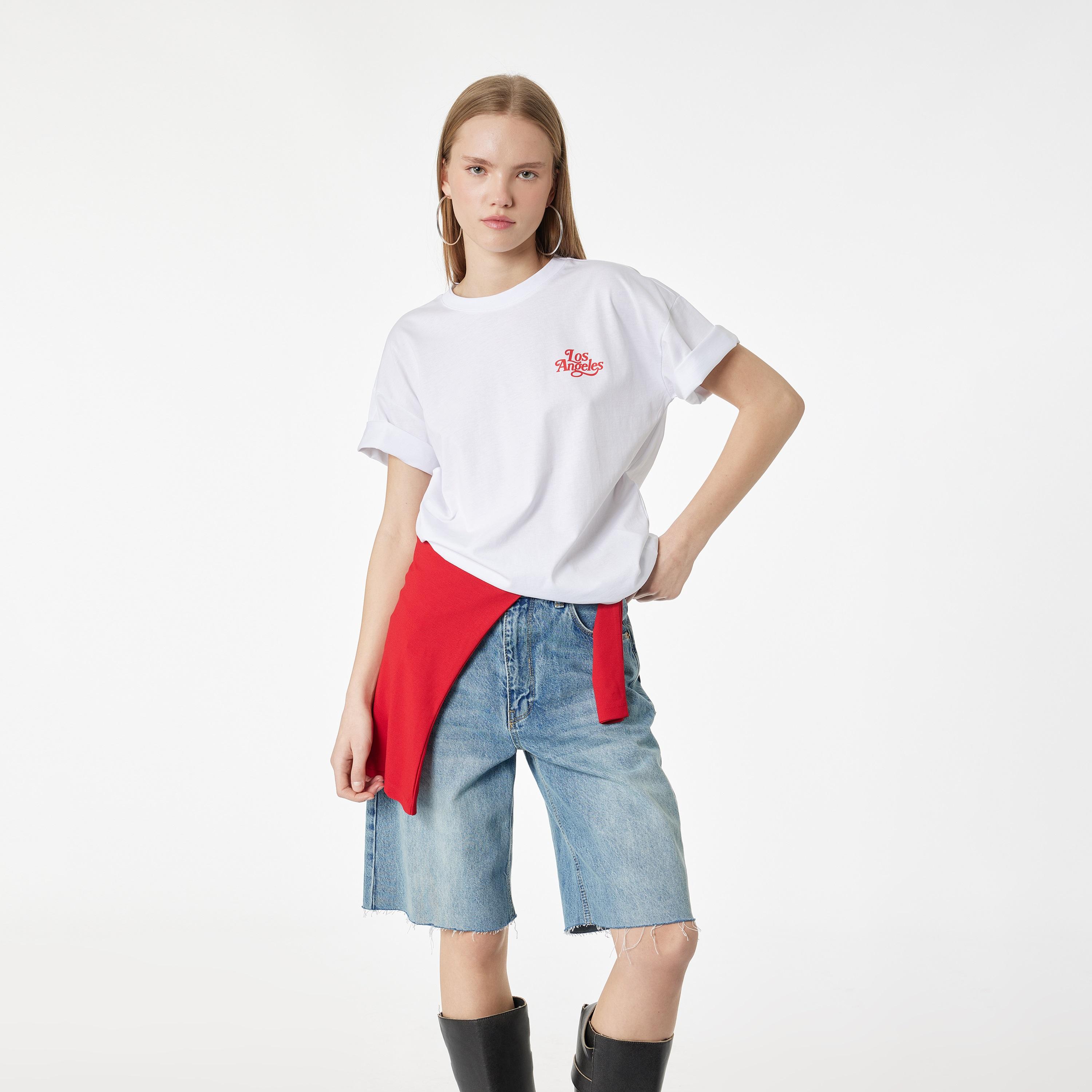 تيشيرت "فارسيتي" جامعي قطني بطبعة "غرافيك" بلون أبيض من كوتون-women-clothing-tshirts-image-1