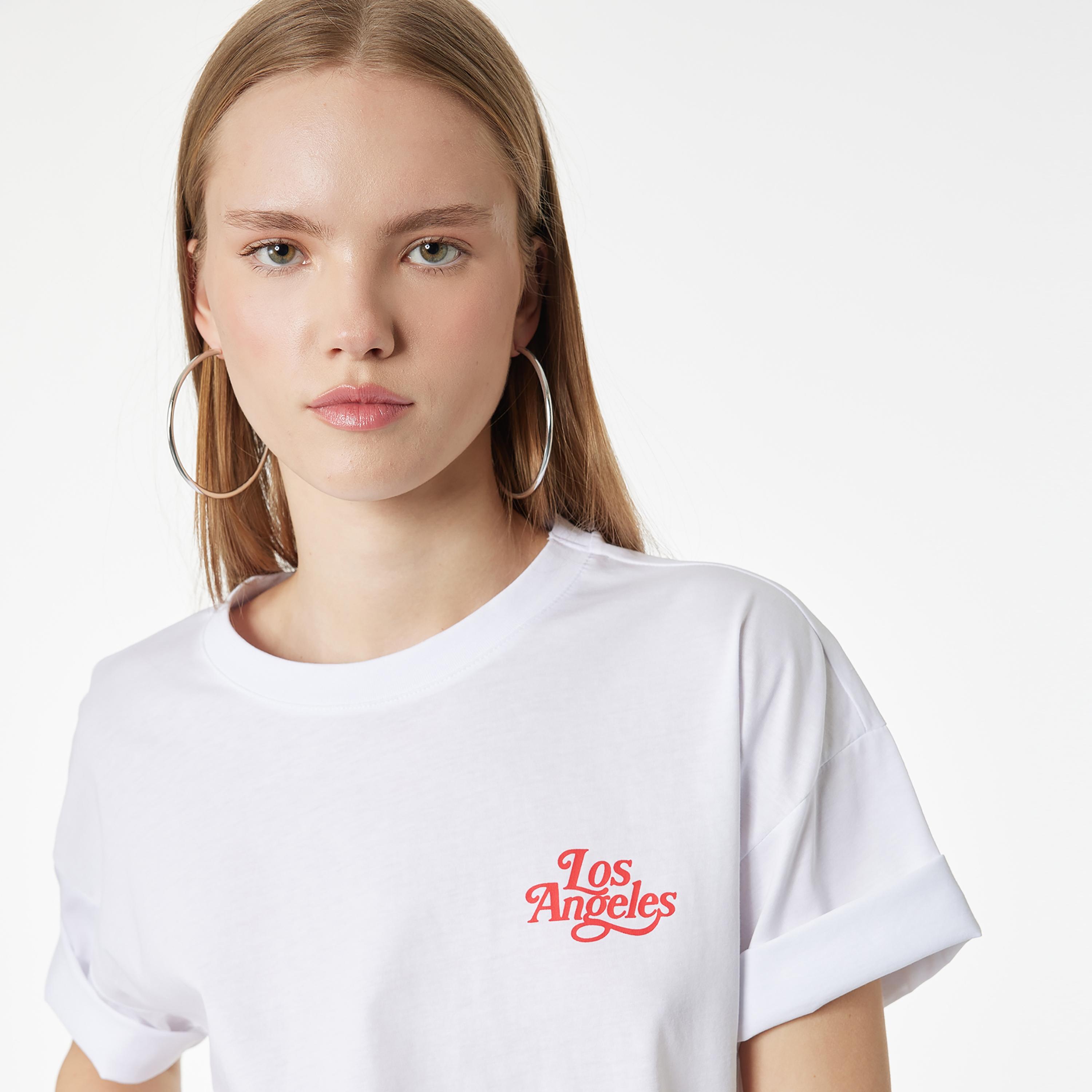 تيشيرت "فارسيتي" جامعي قطني بطبعة "غرافيك" بلون أبيض من كوتون-women-clothing-tshirts-image-2