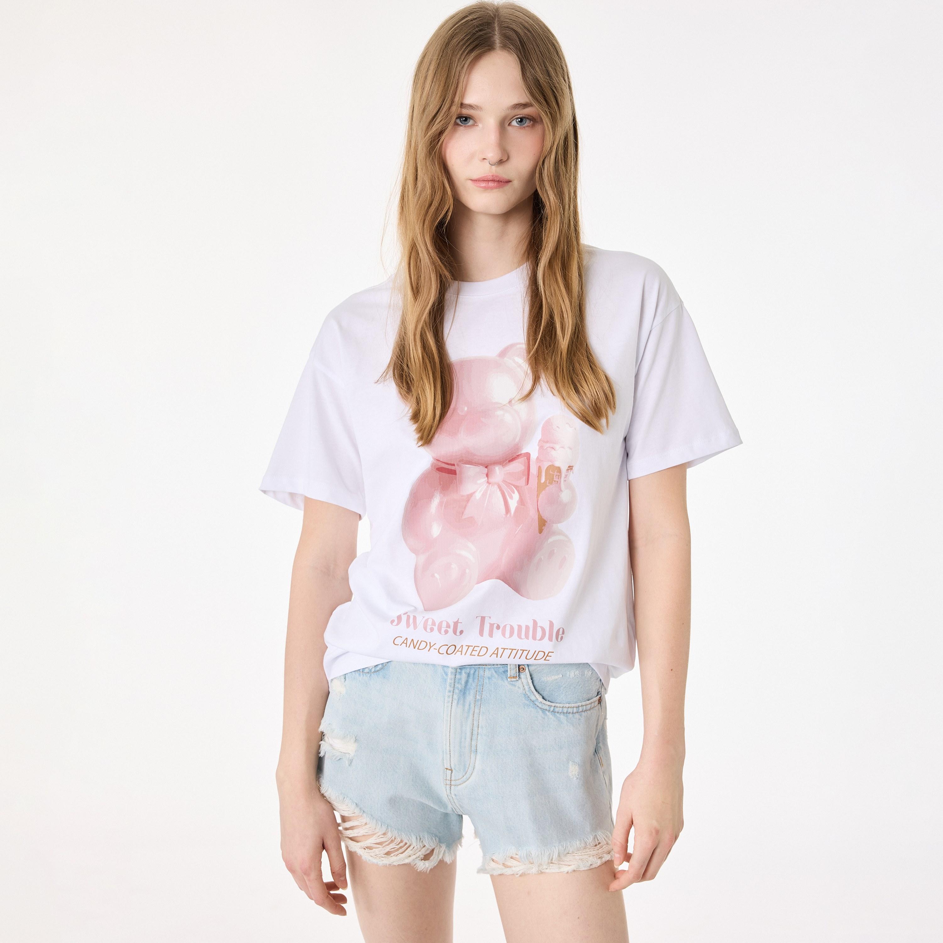 تيشيرت قطني نسائي بطبعة "غرافيك" لدب "تيدي" بلون أبيض من كوتون-women-clothing-tshirts-image-1
