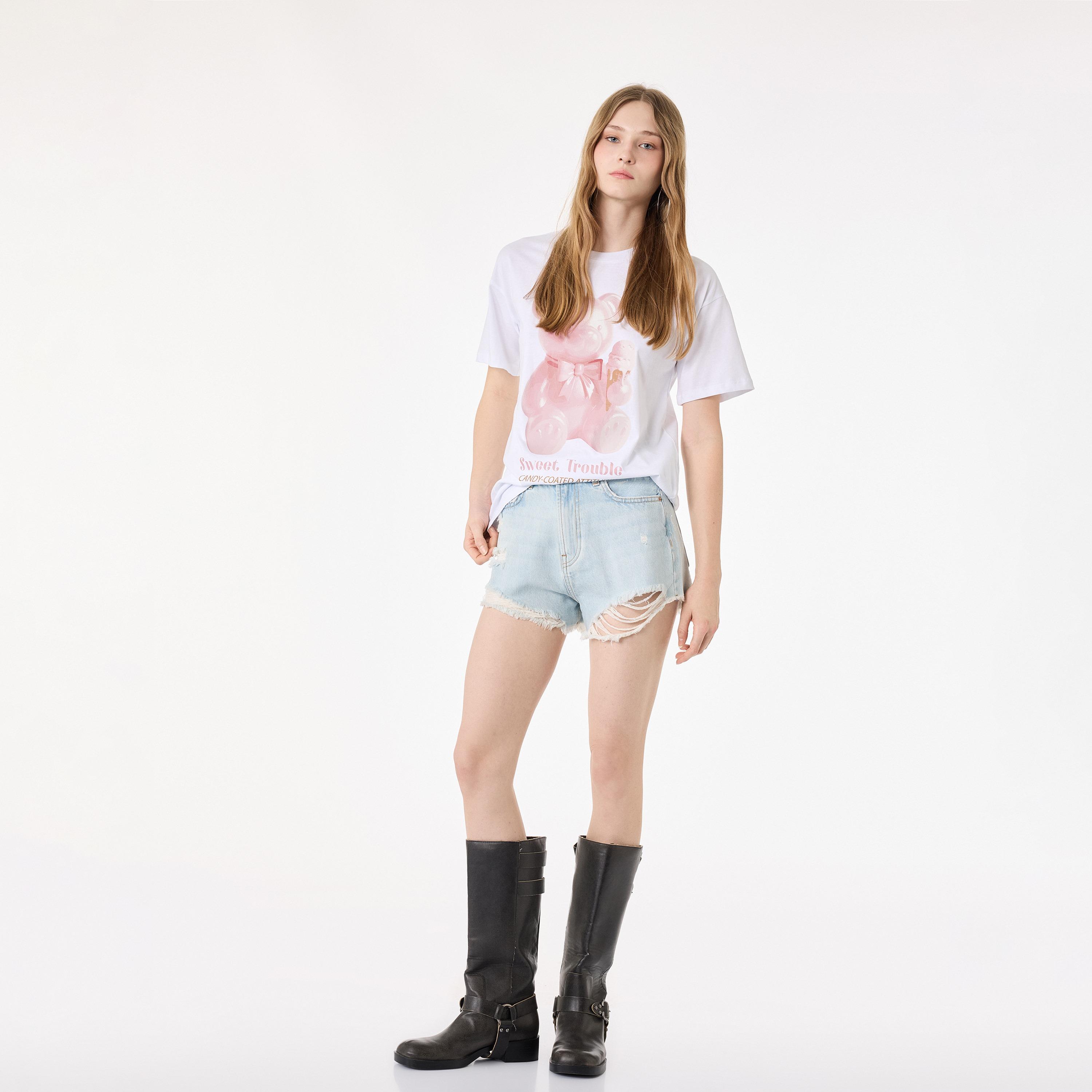 تيشيرت قطني نسائي بطبعة "غرافيك" لدب "تيدي" بلون أبيض من كوتون-women-clothing-tshirts-image-2
