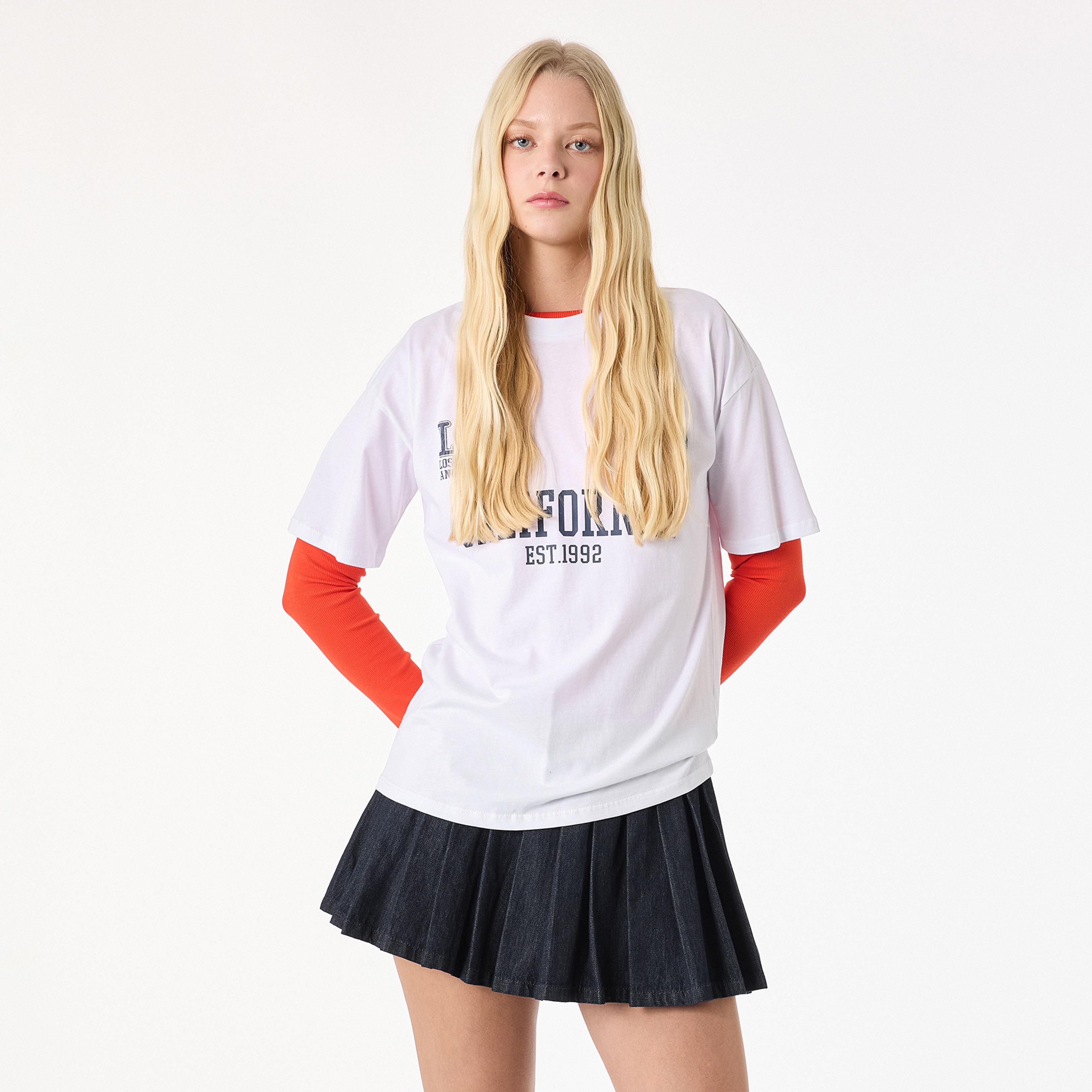 تي شيرت نسائي قطني بطبعة جرافيكية باللون الأبيض من كوتون-women-clothing-tshirts-image-1