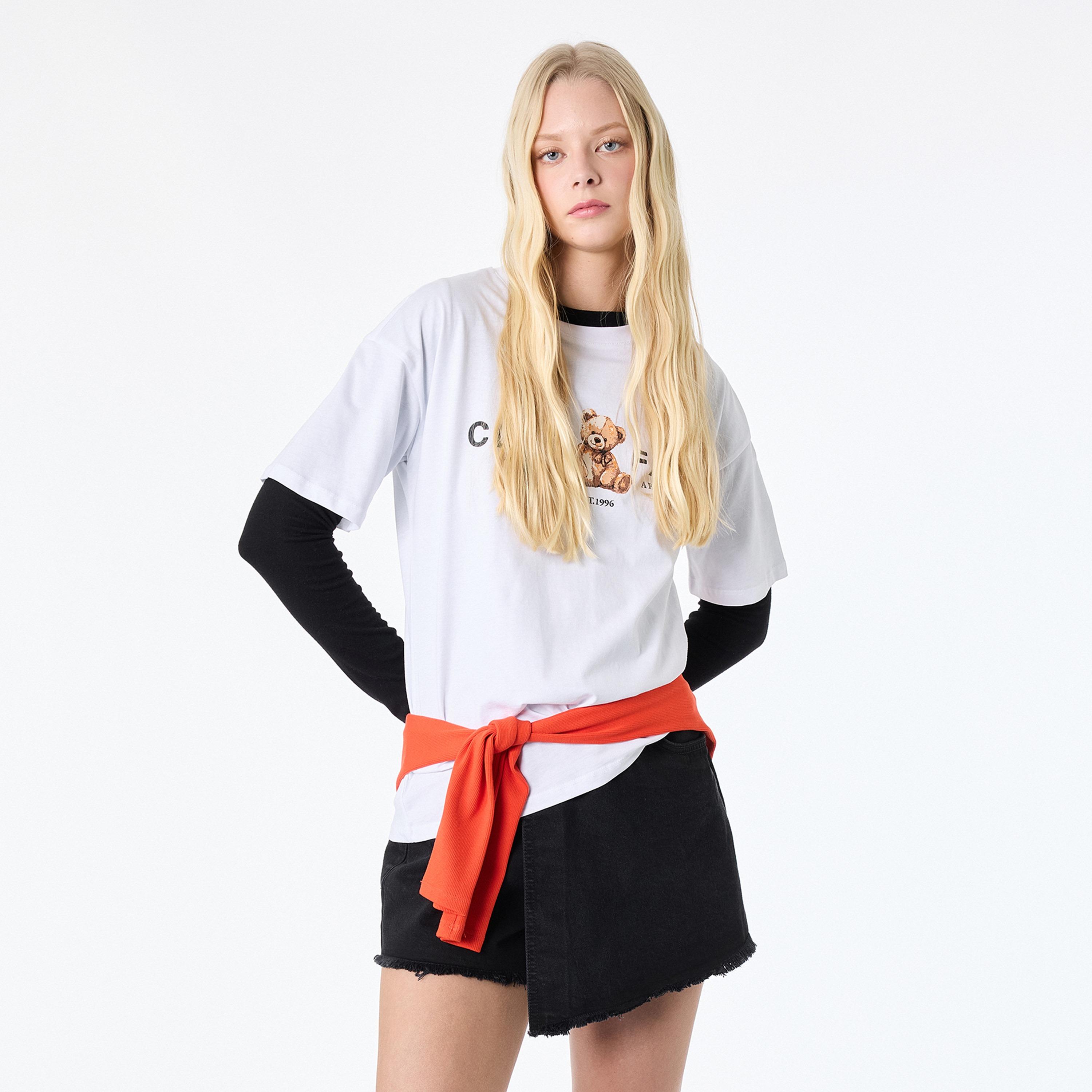تيشيرت قطني نسائي بطبعة "غرافيك" لدب "تيدي" بلون أبيض من كوتون-women-clothing-tshirts-image-1