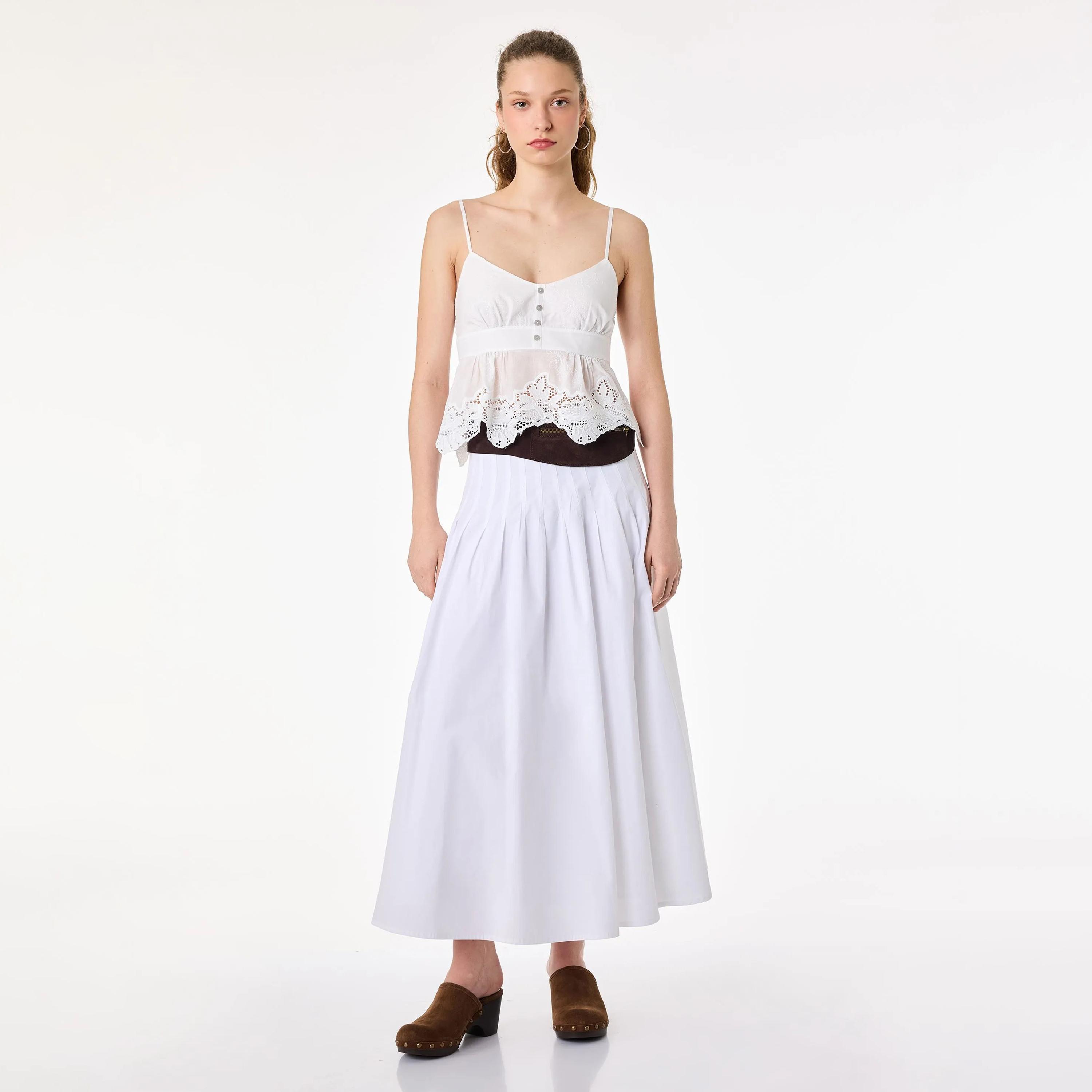 توب كامي حريمي بيبلوم أبيض مطرز من كوتون-women-clothing-shirtsandblouses-blouses-image-2