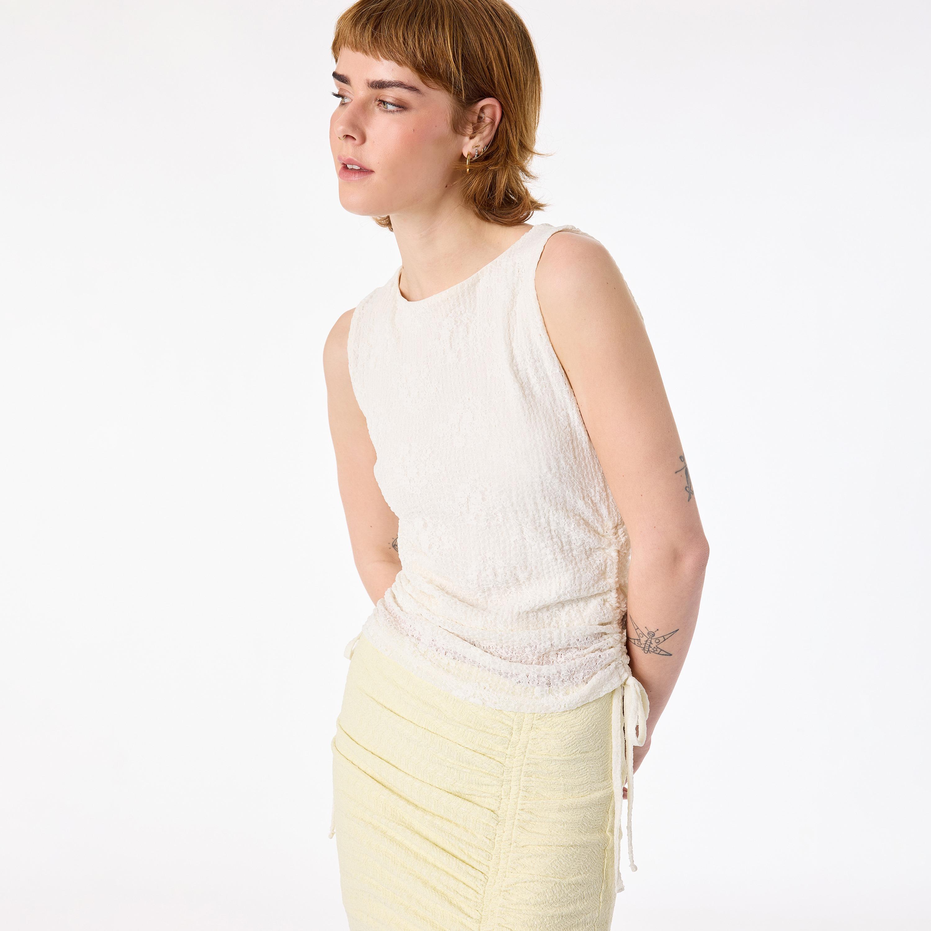 بلوزة نسائية من الدانتيل بنقشة زهور بلون أبيض ناصع من كوتون-women-clothing-shirtsandblouses-blouses-image-1