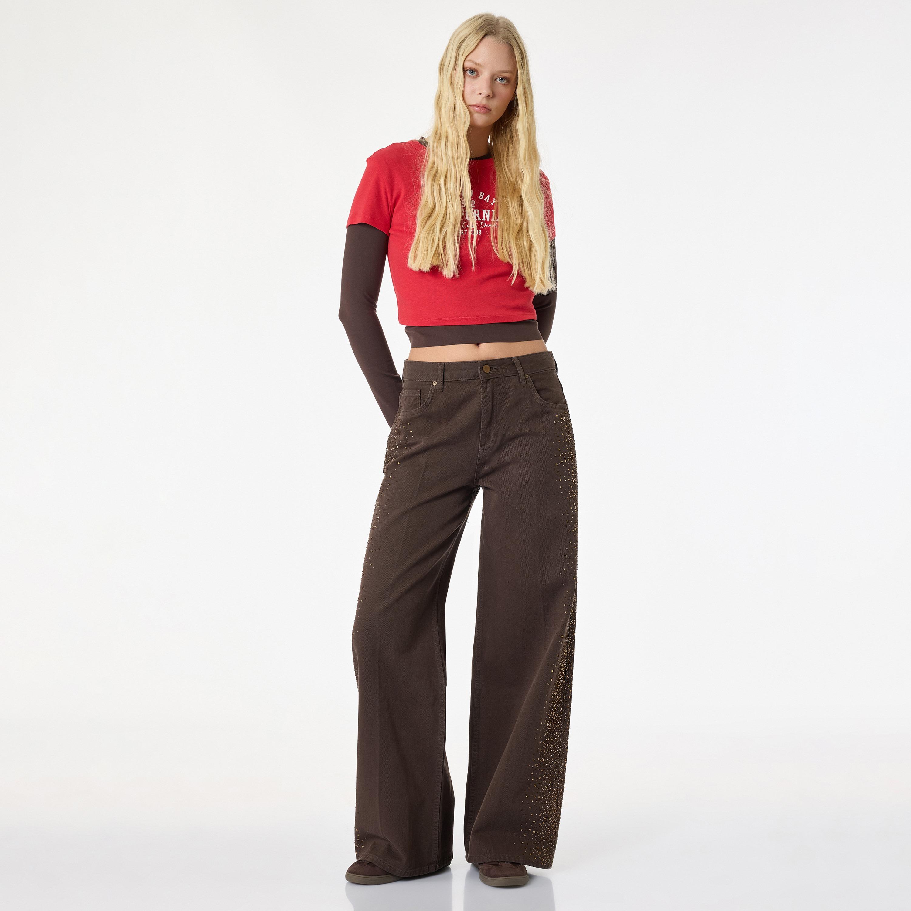 بنطلون جينز نسائي خصر متوسط قصة "ريجولار فت" وتفاصيل أحجار من كوتون-women-clothing-bottoms-jeans-image-2